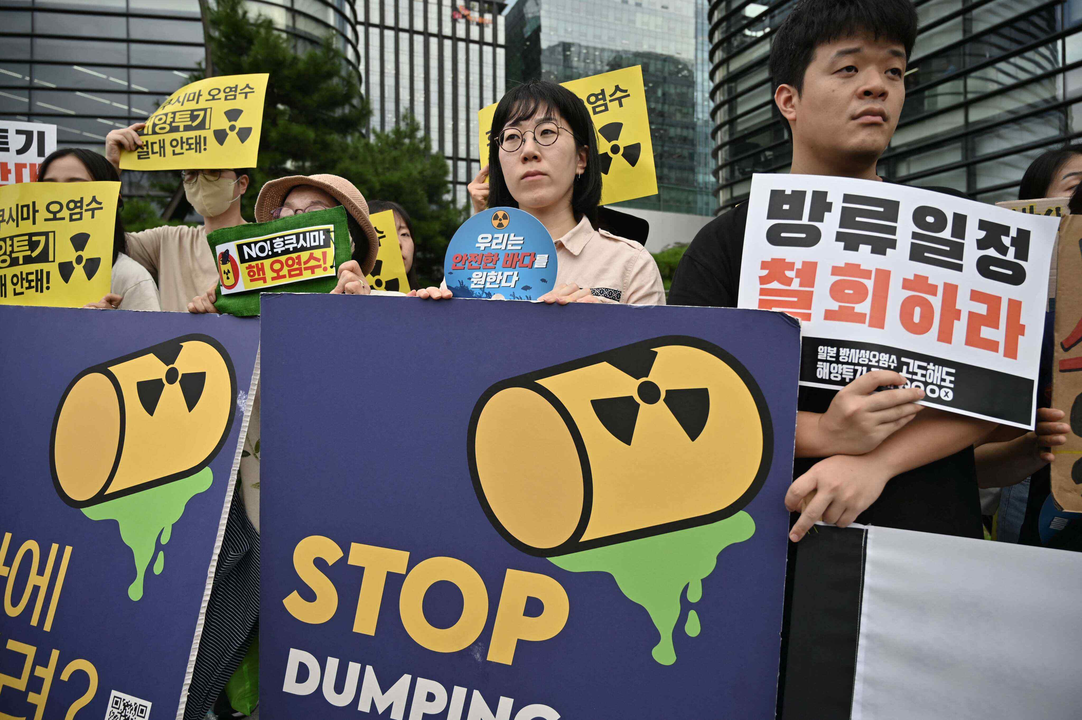 South Korean protesters hold signs reading “Withdraw the release schedule!” during a rally against the Japanese government’s plan to release Fukushima wastewater on August 22, 2023. Photo: AFP