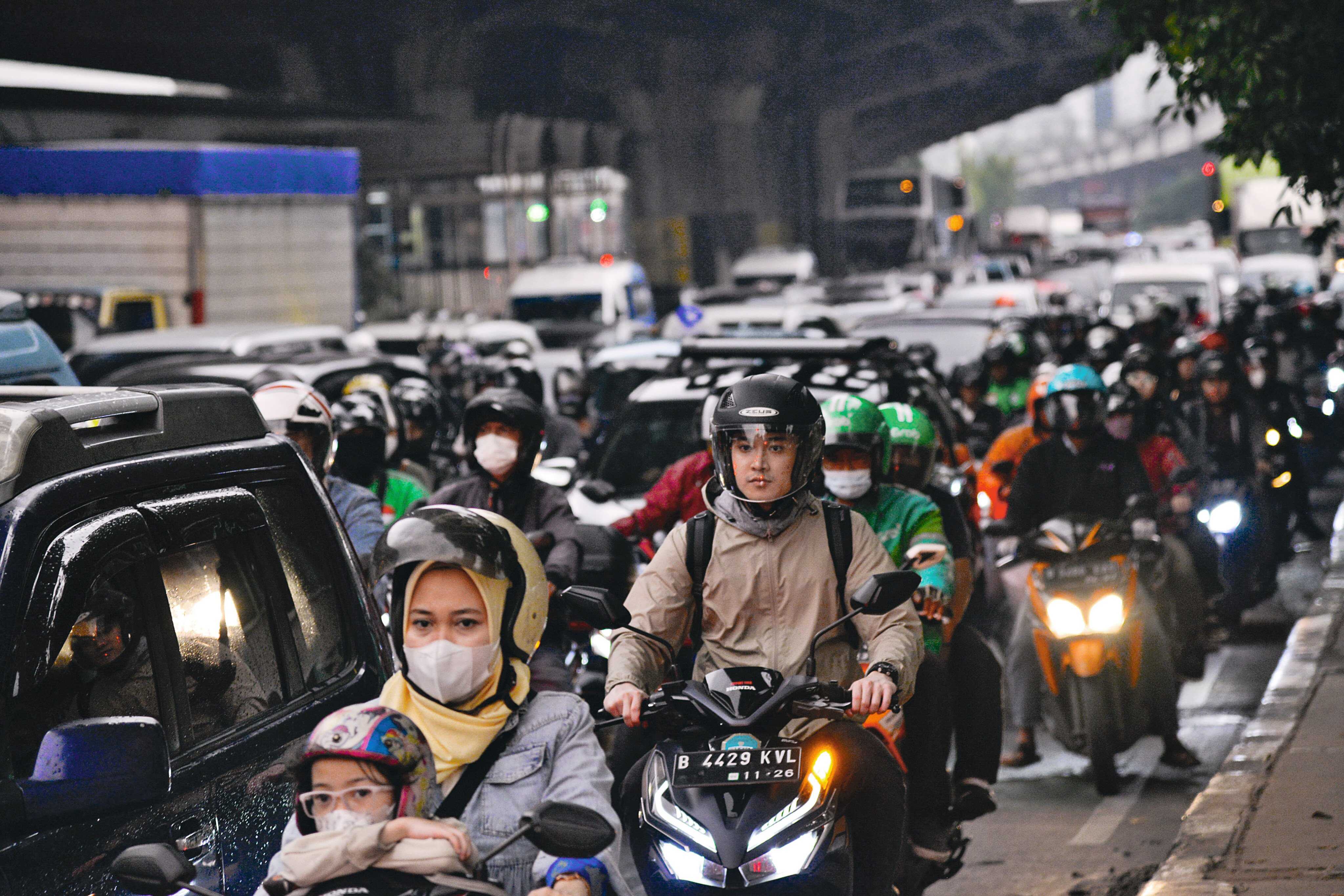 Jakarta’s new policy requiring civil servants to use public transport on Wednesdays faces challenges like inadequate infrastructure and weak enforcement. Photo: Xinhua