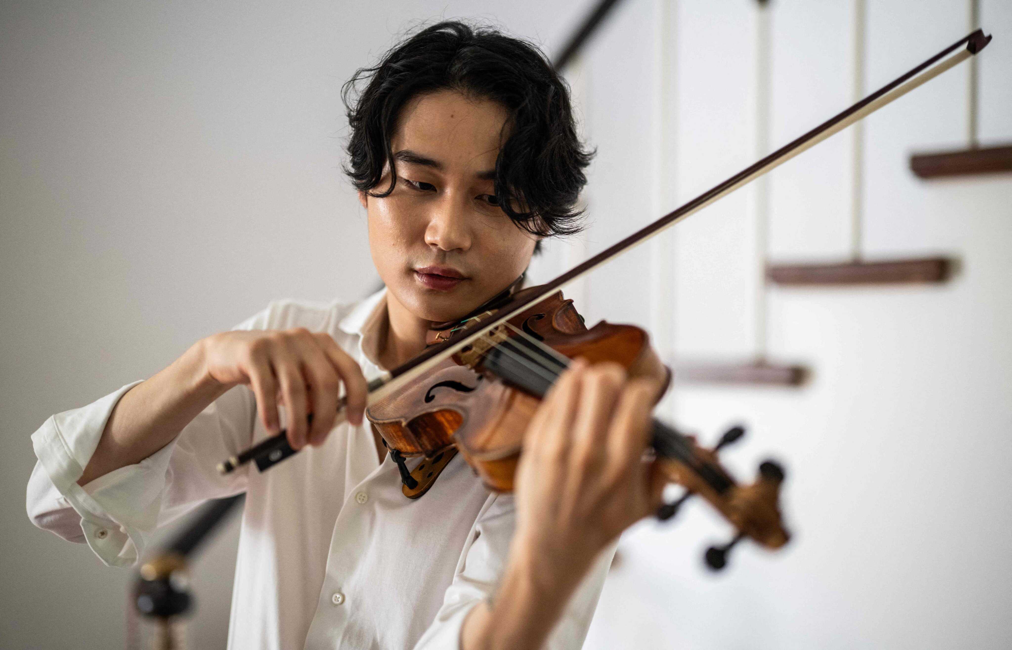 Berlin-based South Korean violinist Inmo Yang plays the Carrodus violin in Berlin, Germany on August 18, 2025. Photo: AFP