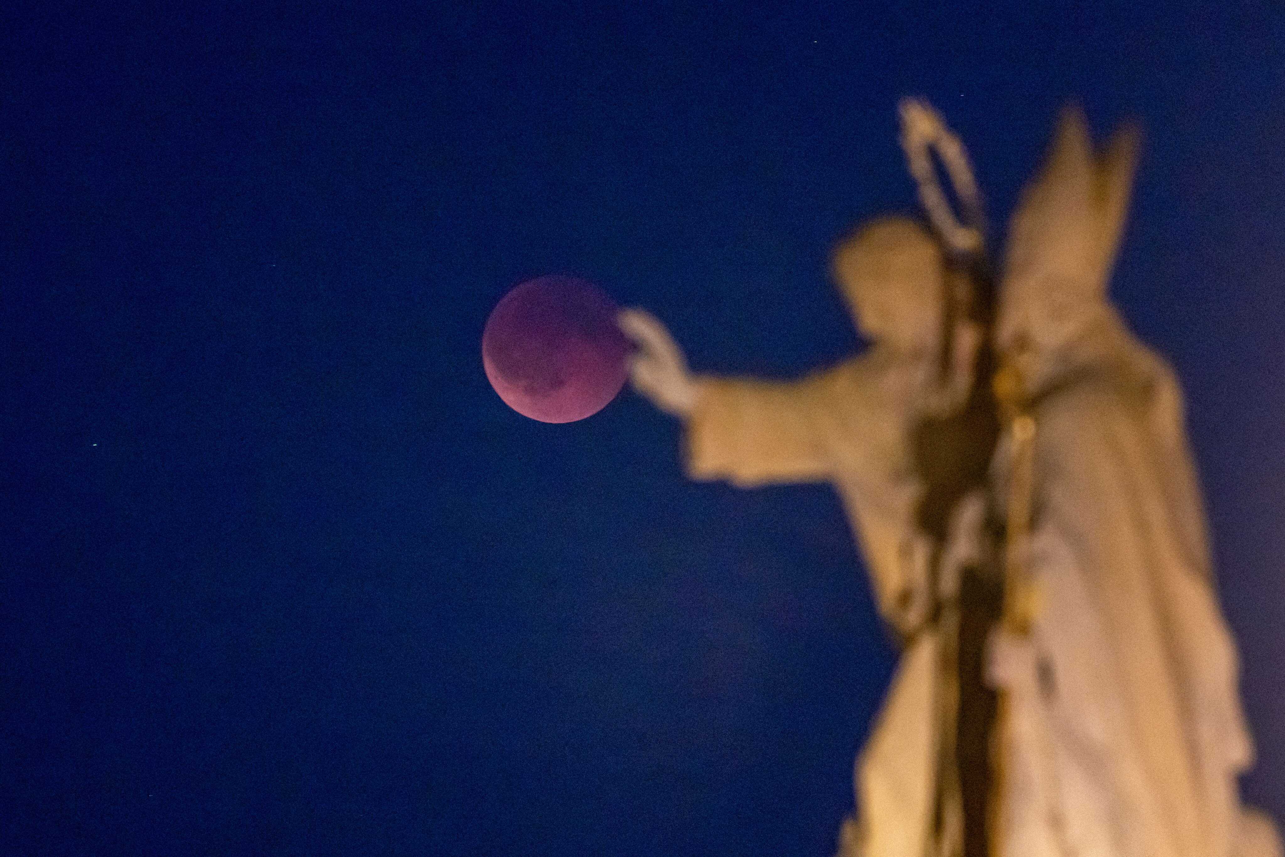 “Blood moon” enchants stargazers worldwide with its reddish glow