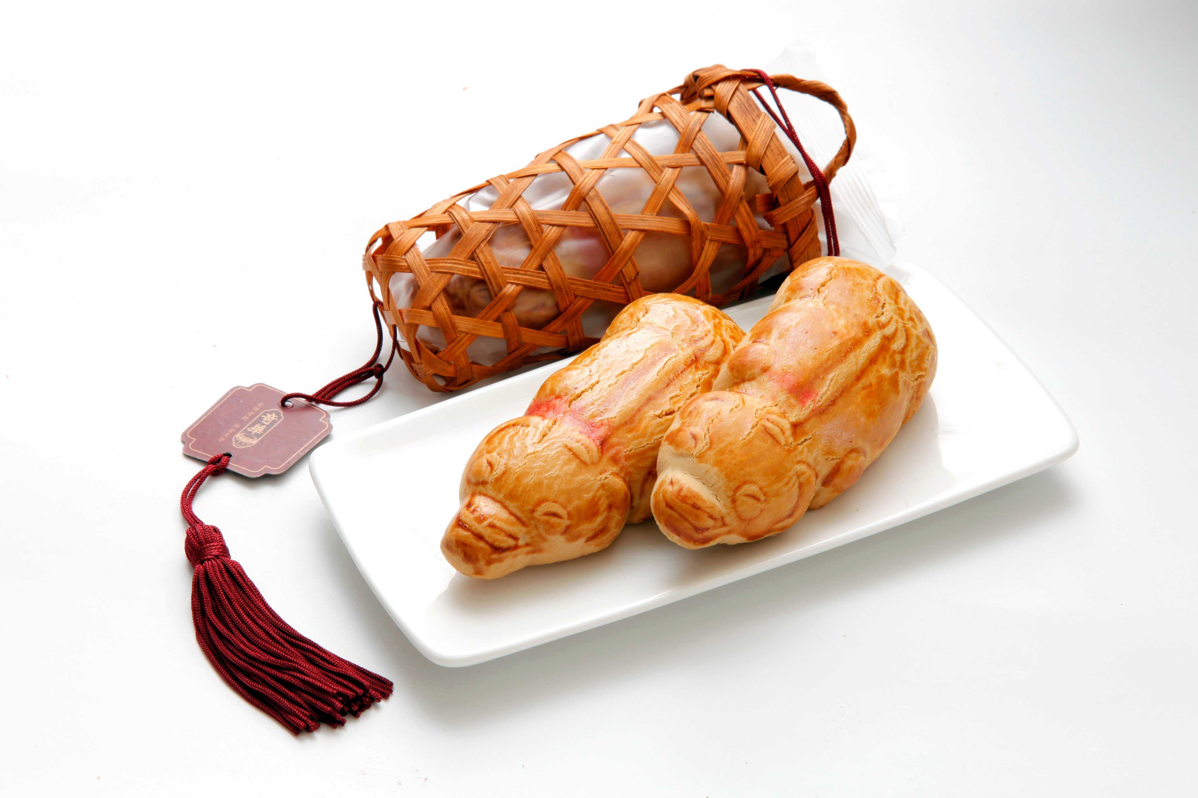 Piggy biscuits are traditionally packaged in a basket, which children would use to make a lantern. Photo: Kee Wah Bakery