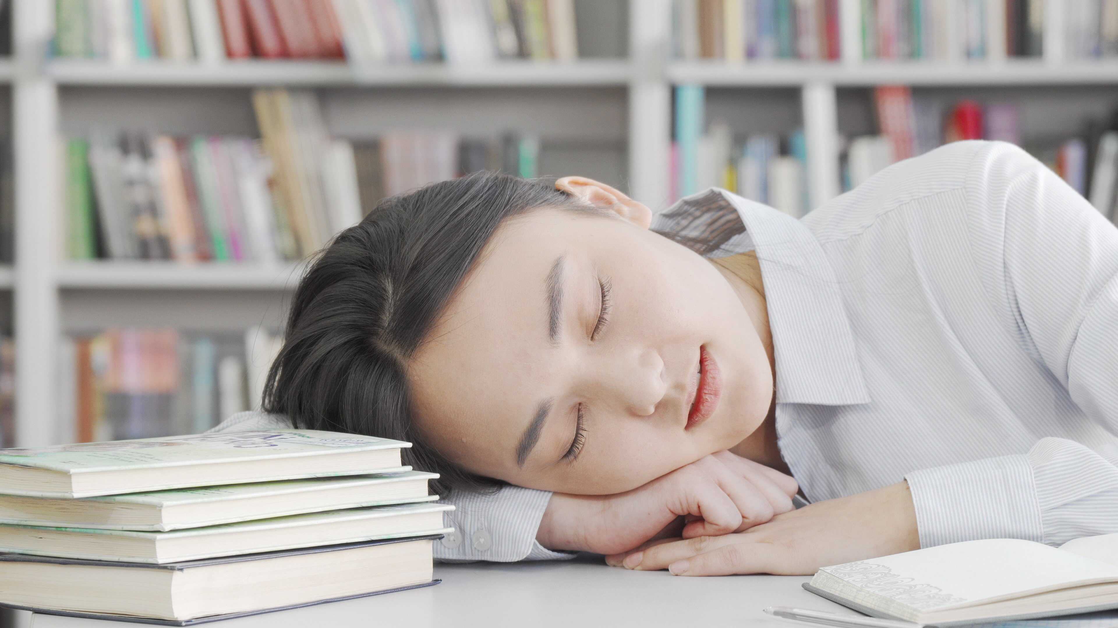 Falling asleep for a few hours while studying is not enough rest for your brain. Photo: Shutterstock