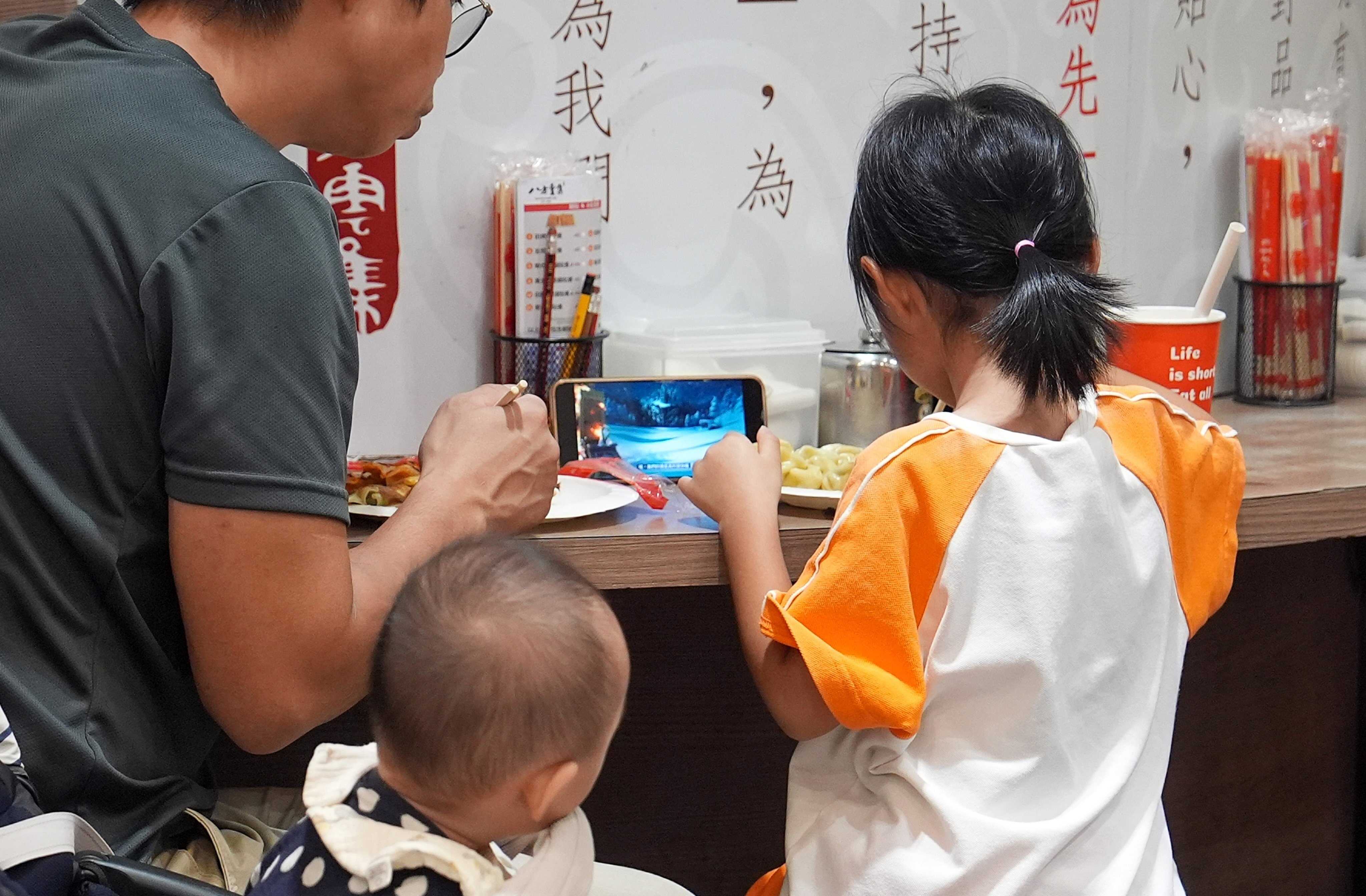 More than half of children aged six to 10 in Hong Kong 
already have smartphones. Photo: Elson Li