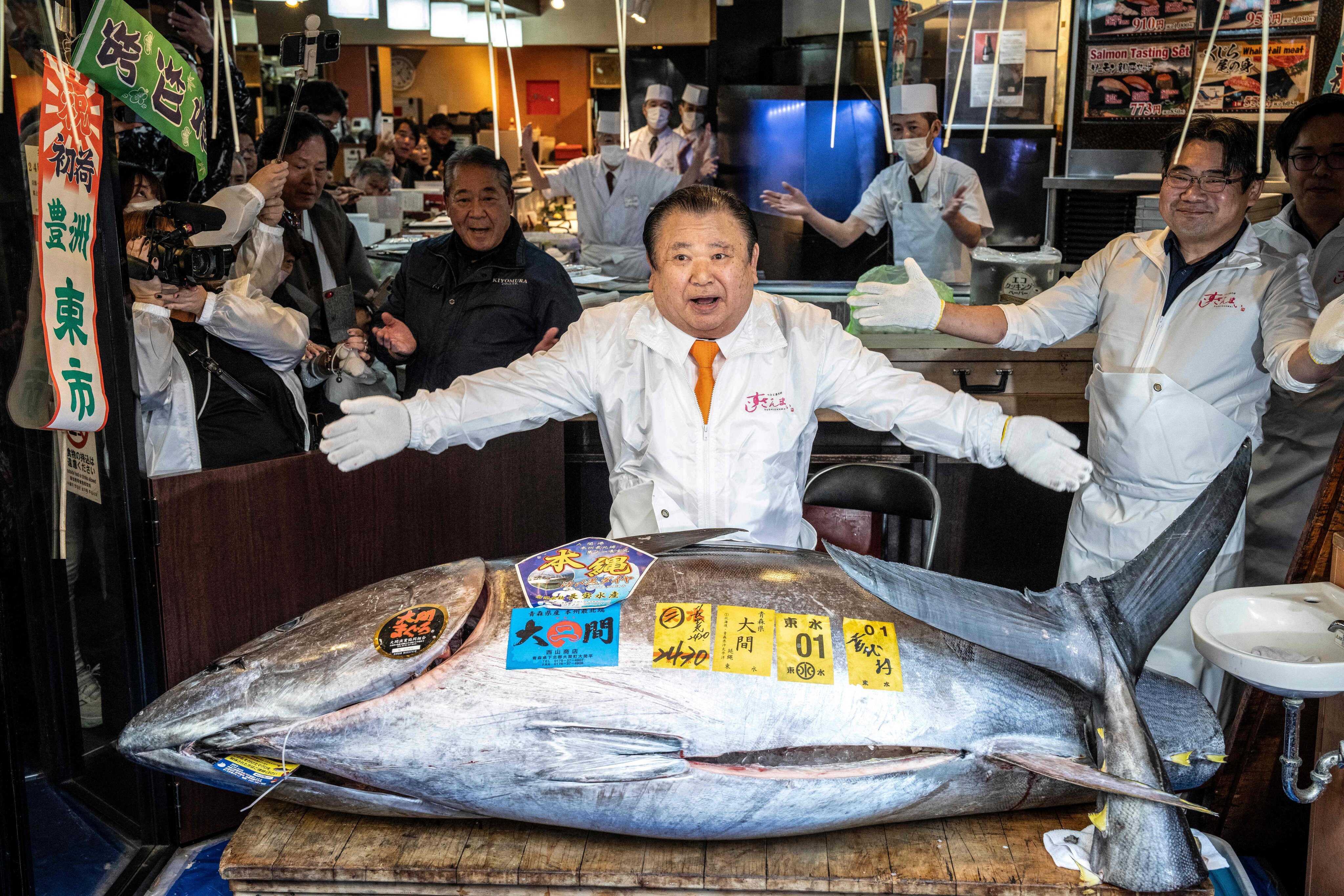 Kiyoshi Kimura (centre) poses with his record-breaking tuna in Tokyo. Photo: AFP