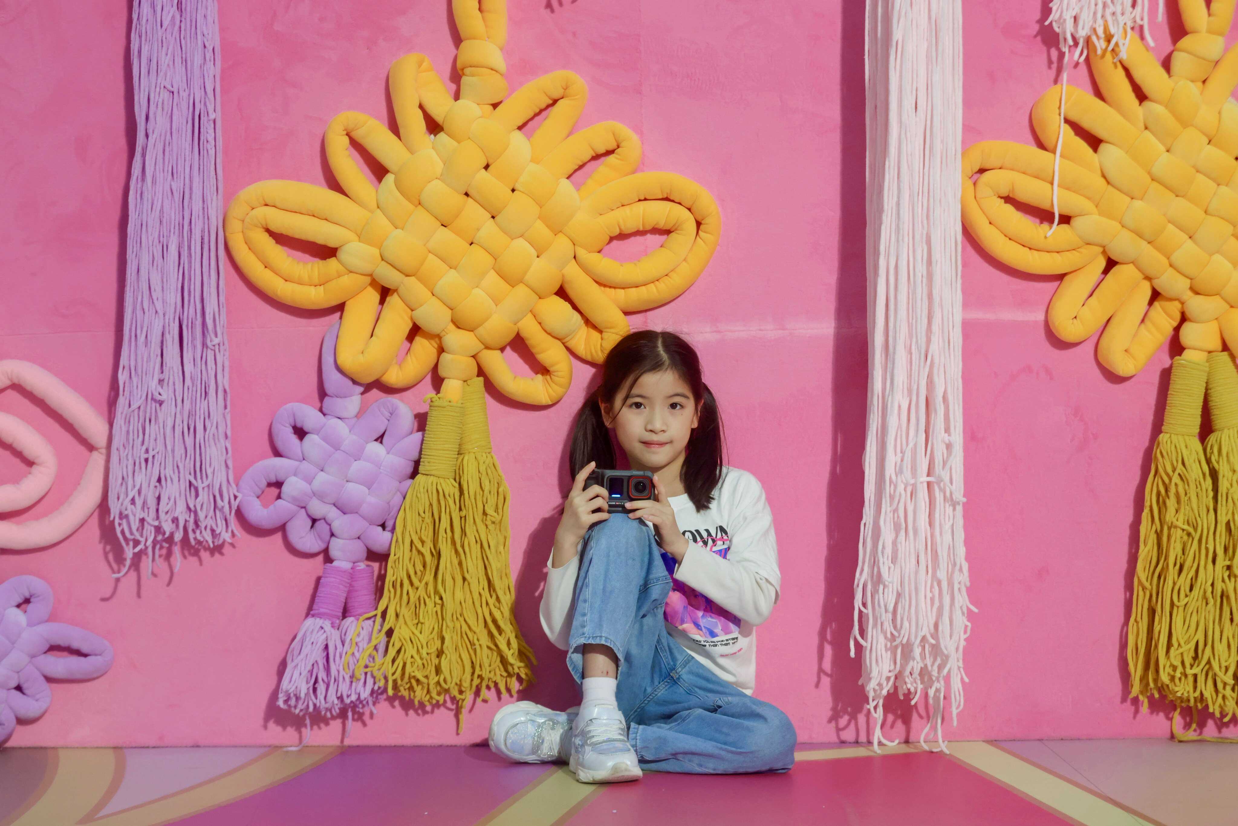 Seven-year-old photographer Yumi Li has built her confidence by taking photos of people on the street. Photo: Jonathan Wong
