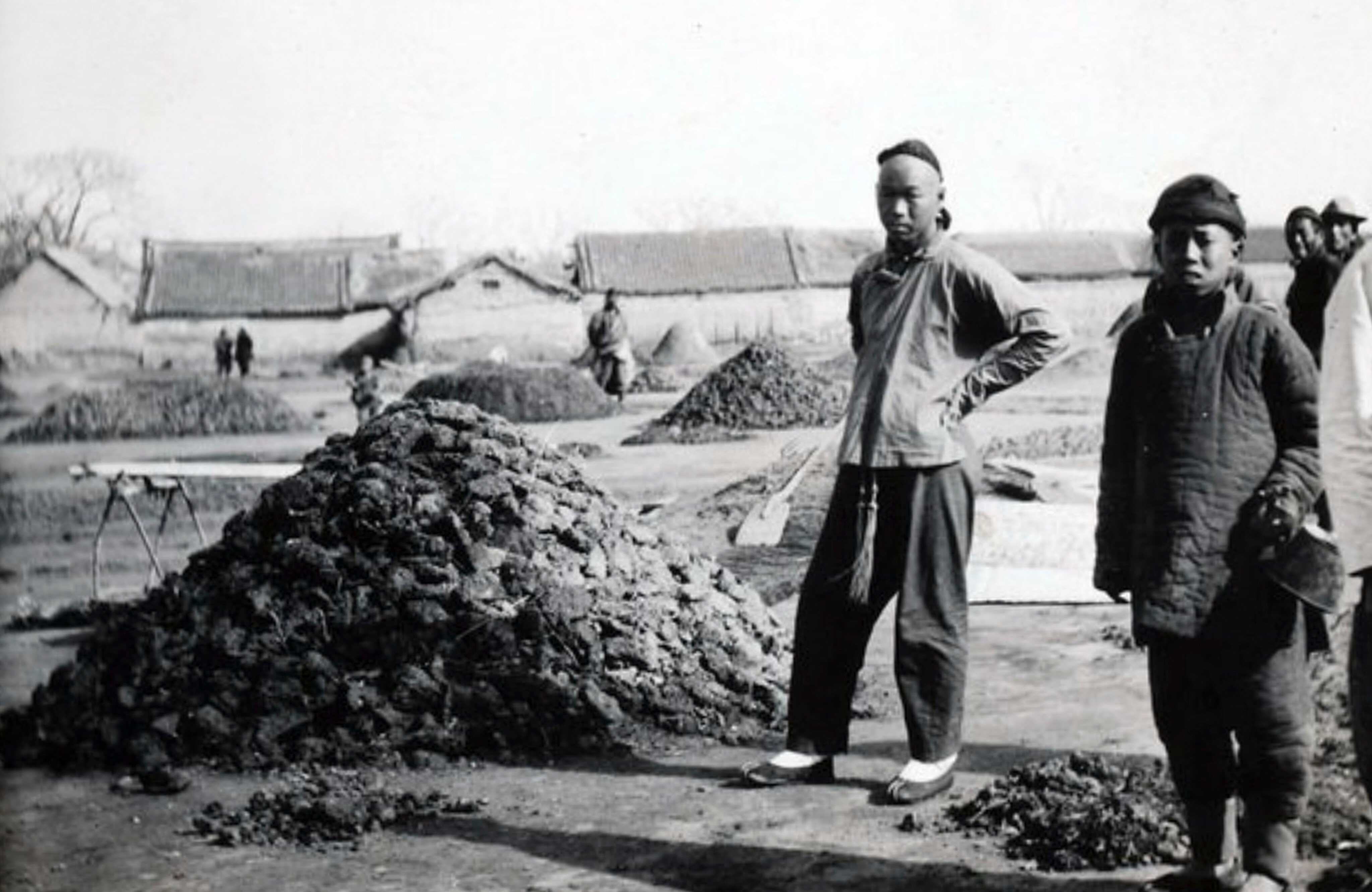 In ancient China, the profession of “dung collector” could be profitable. Photo: baijiahao.baidu.com
