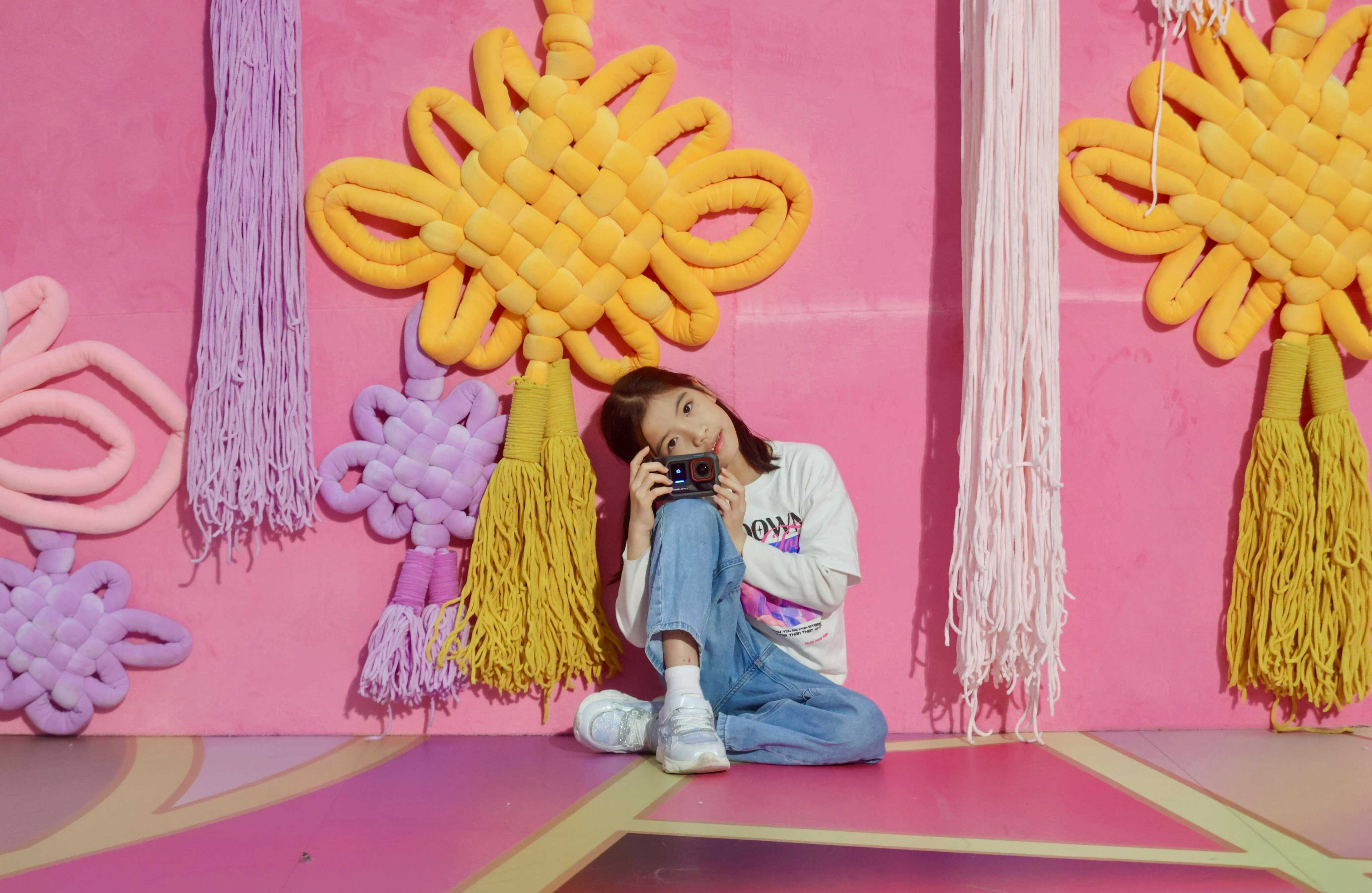 Seven-year-old Yumi Li is passionate about photography. Photo: Jonathan Wong