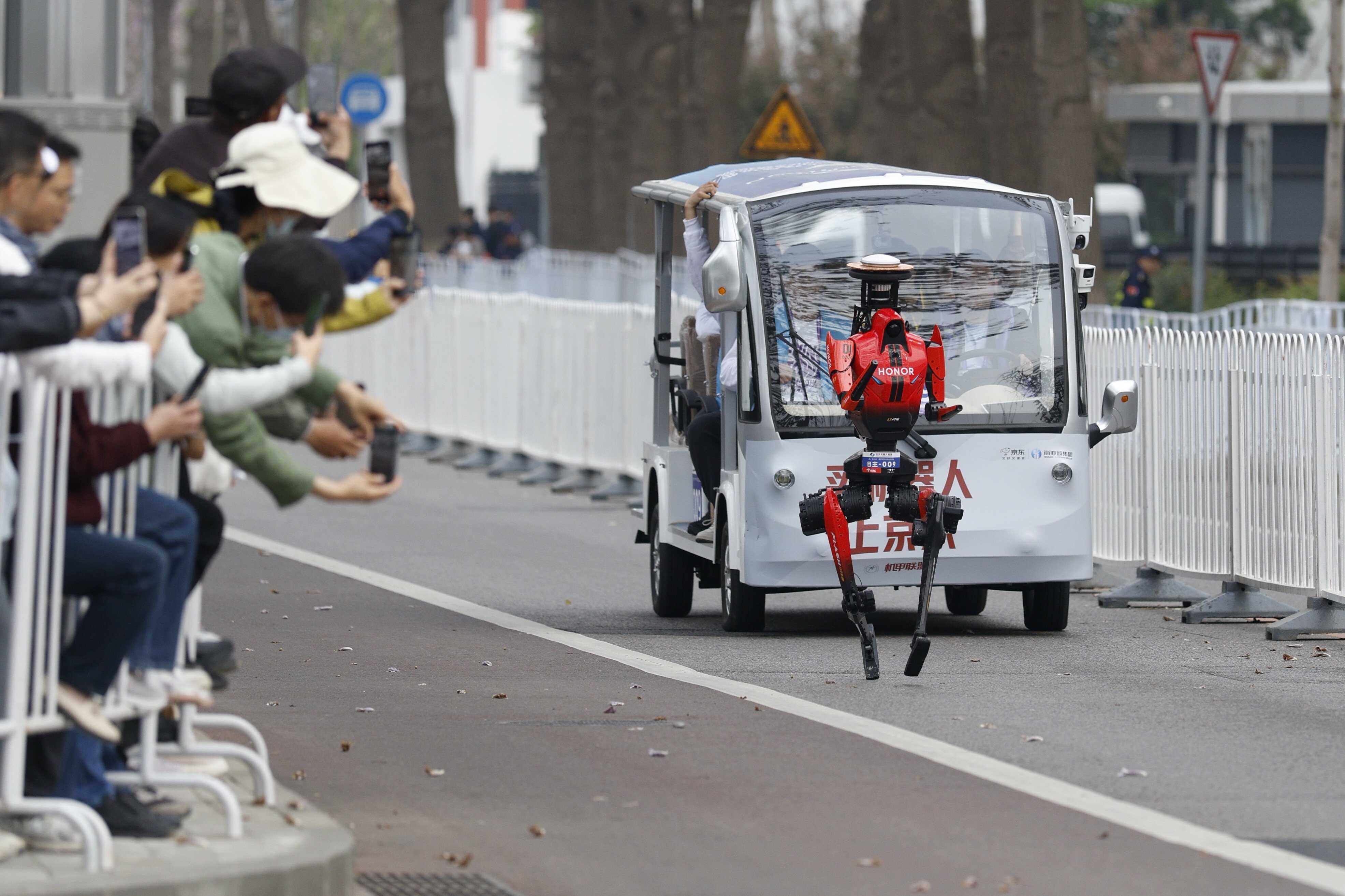 Shandian, a humanoid robot, runs in the second Beijing E-Town Half Marathon and Humanoid Robot Half Marathon.  Photo: EPA