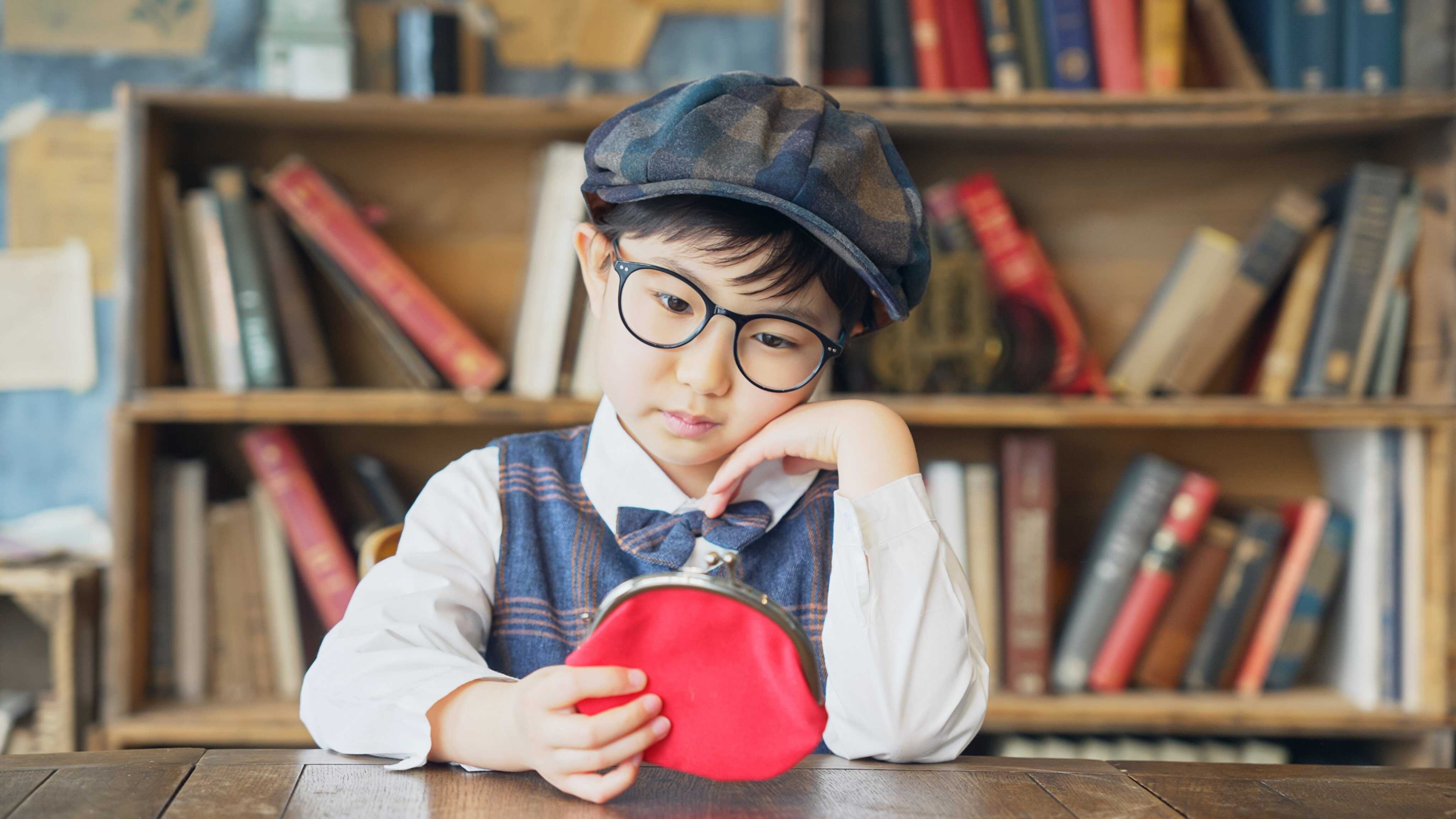 Being careful about how we shop is good for our wallets and for the planet because we should try not to create more waste. Photo: Shutterstock