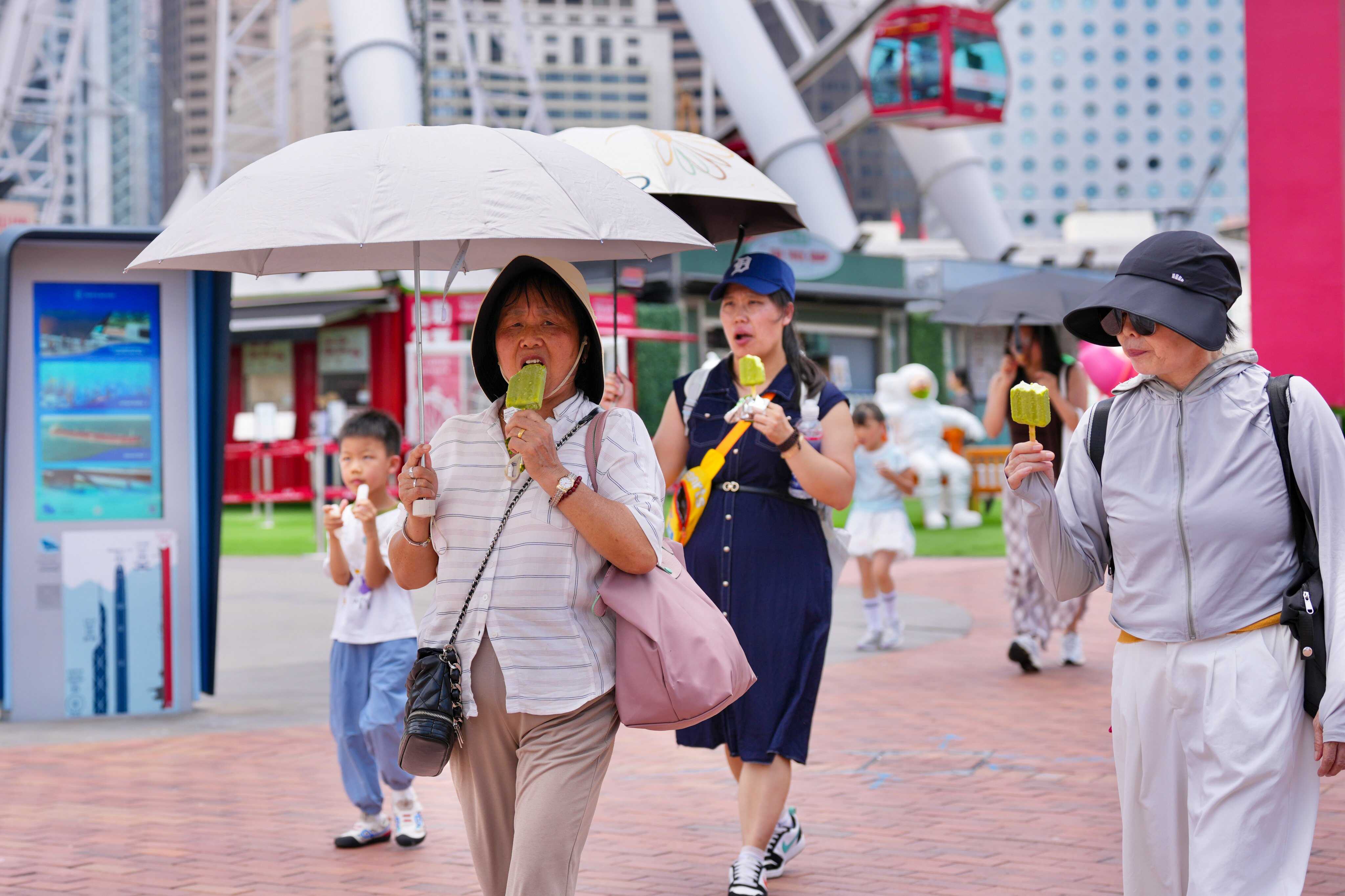 People beat the heat with ice cream bars in Central. Photo: Karma Lo
