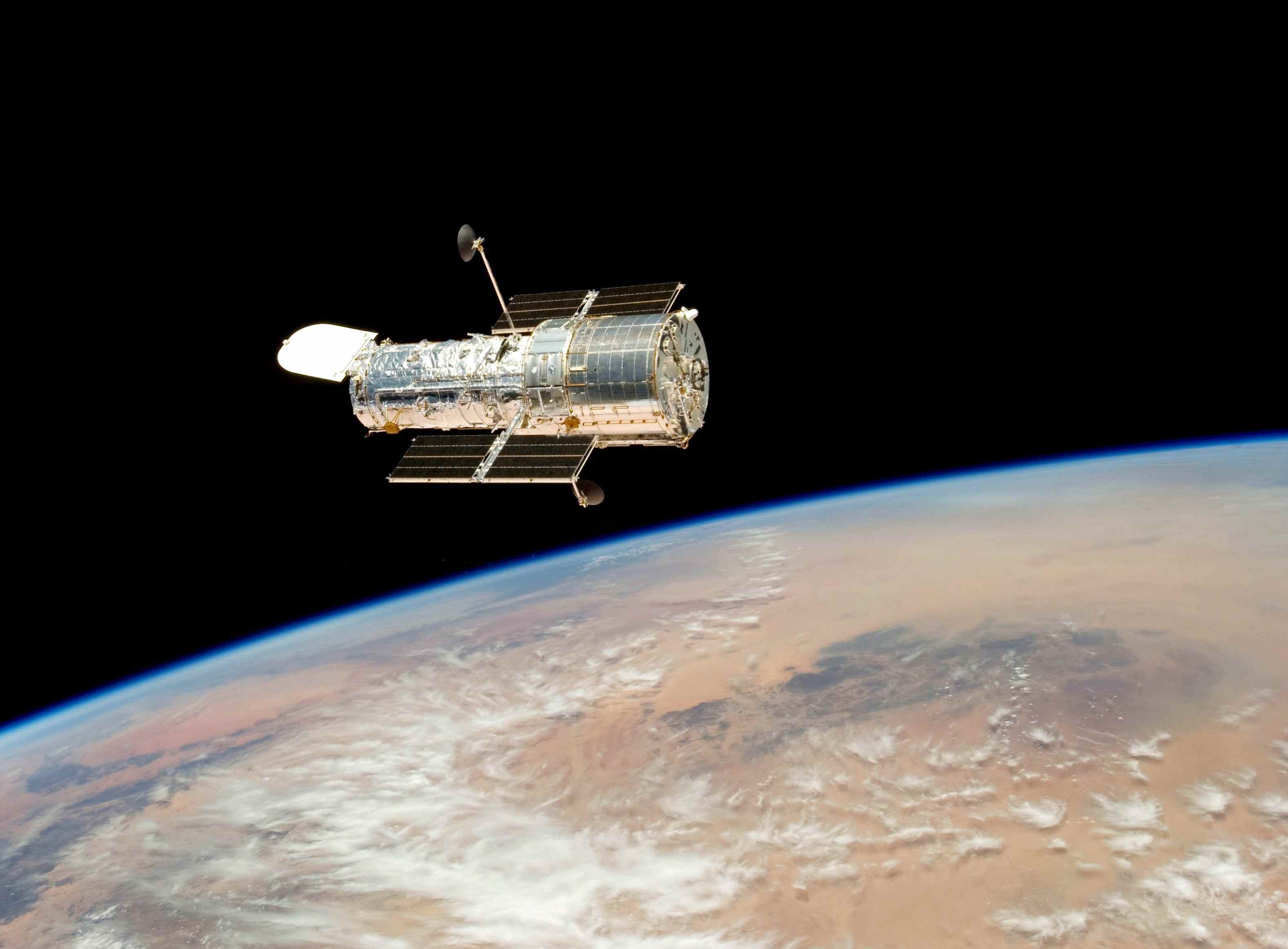 The Hubble Space Telescope drifts over Earth after its release in 2009. Photo: EPA-EFE/Nasa