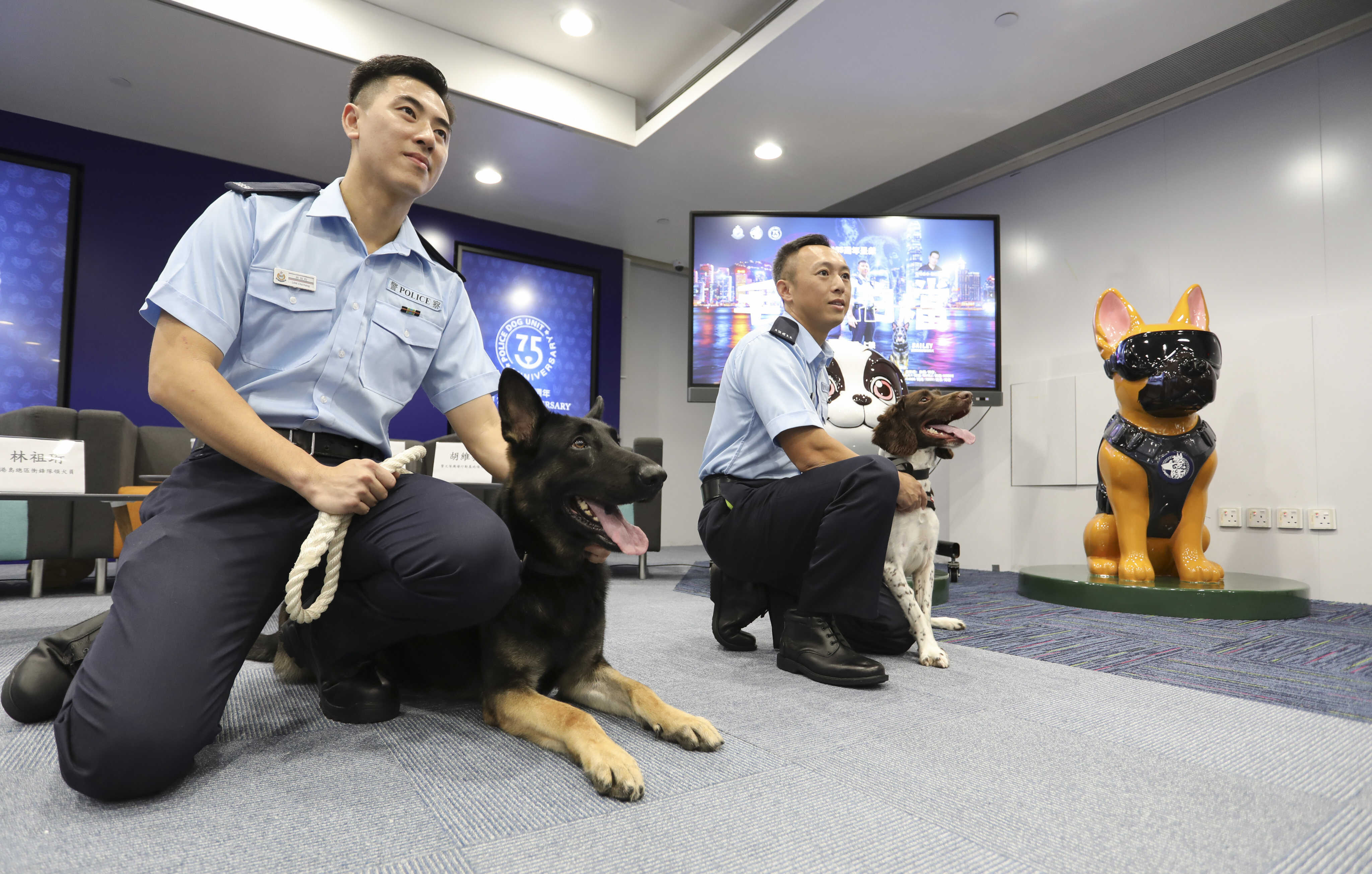 (From left) Hong Kong Island Emergency Unit dog handler Lam Cho-hang, patrol and explosives search dog Bailey, Police Dog Unit Airport Operational Base dog handler Wu Wai-fat, and explosives search dog Gong Xi. Photo: Fan Chen
