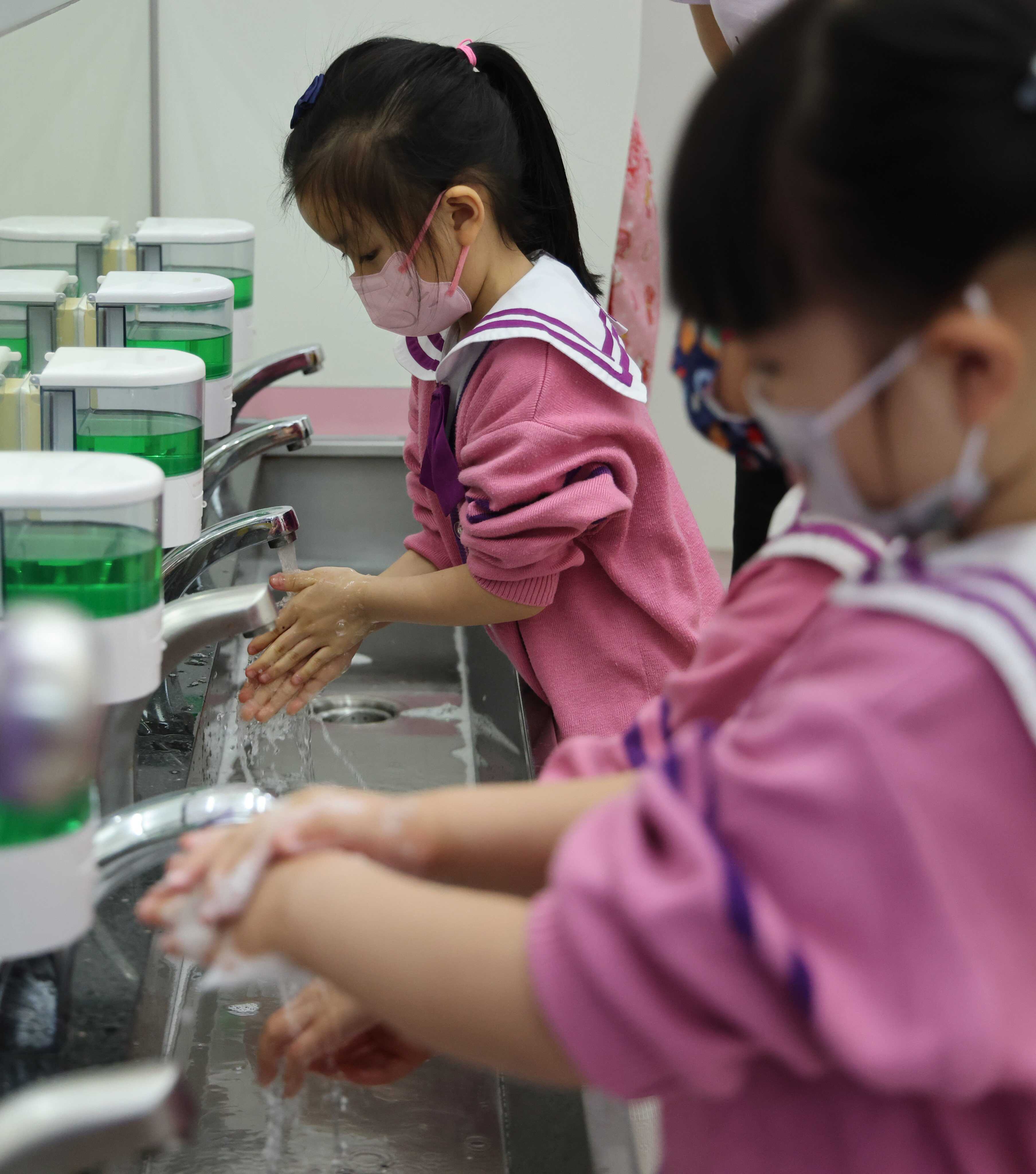 Students wash their hands on the first day of class at Tsuen Wan Trade Association Chu Cheong Kindergarten in Kwai Hing in 2022. Photo: Jelly Tse