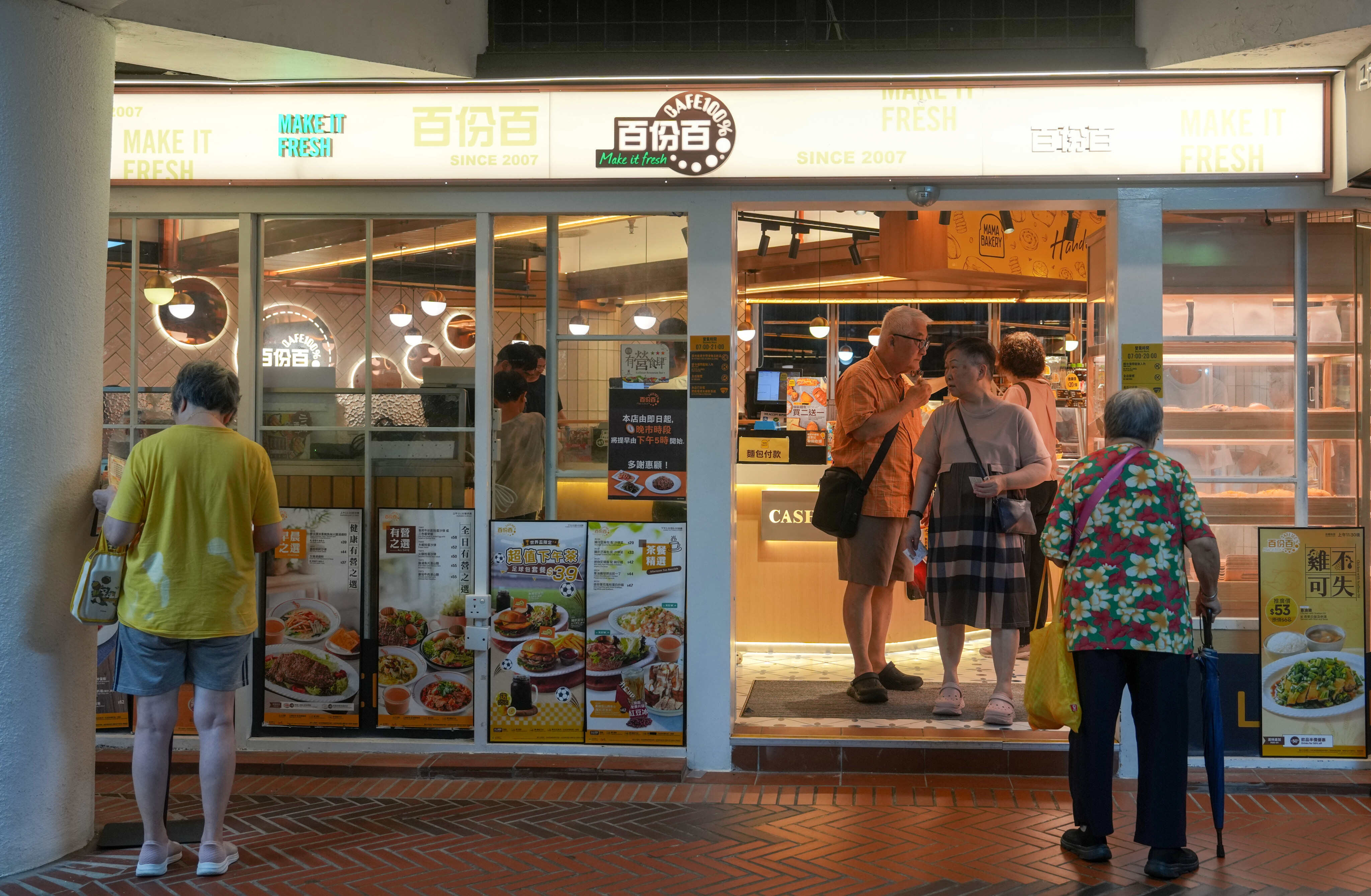 Hong Kong’s dog-friendly restaurant scheme sparks hygiene debates and operational challenges as Cafe 100% withdraws from the programme. Photo: Sam Tsang