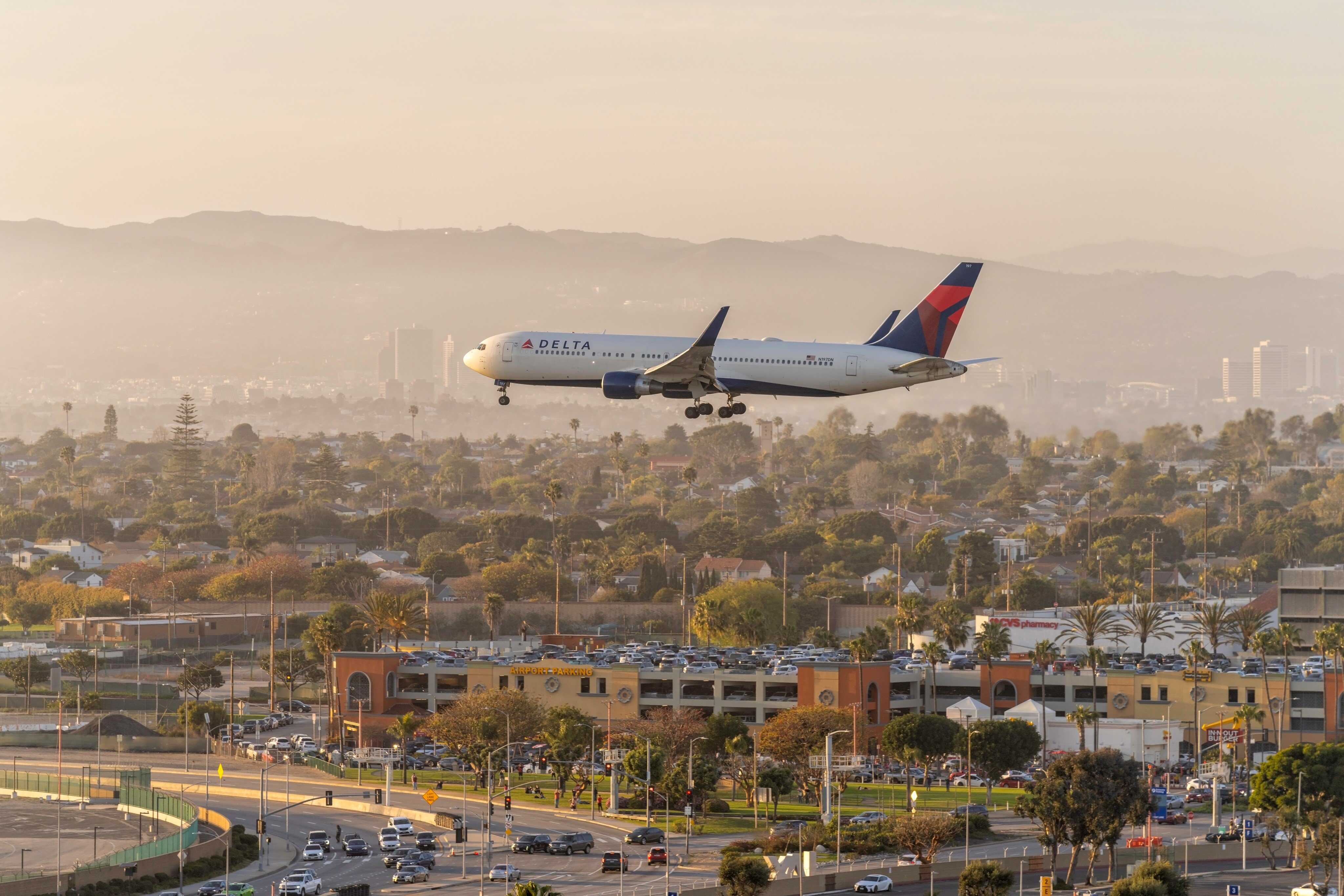 Flying disrupts our routines, causing bloating and fatigue from salty meals, cabin air and stress, which can affect digestion and energy levels. Photo: Shutterstock 