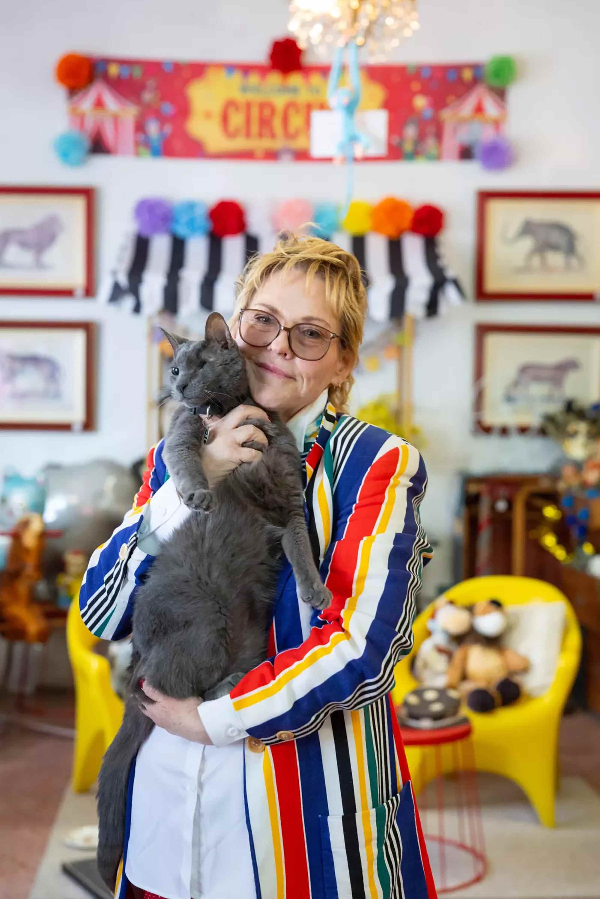 One-eyed rescue cat, a local Long Beach celeb, turns 15