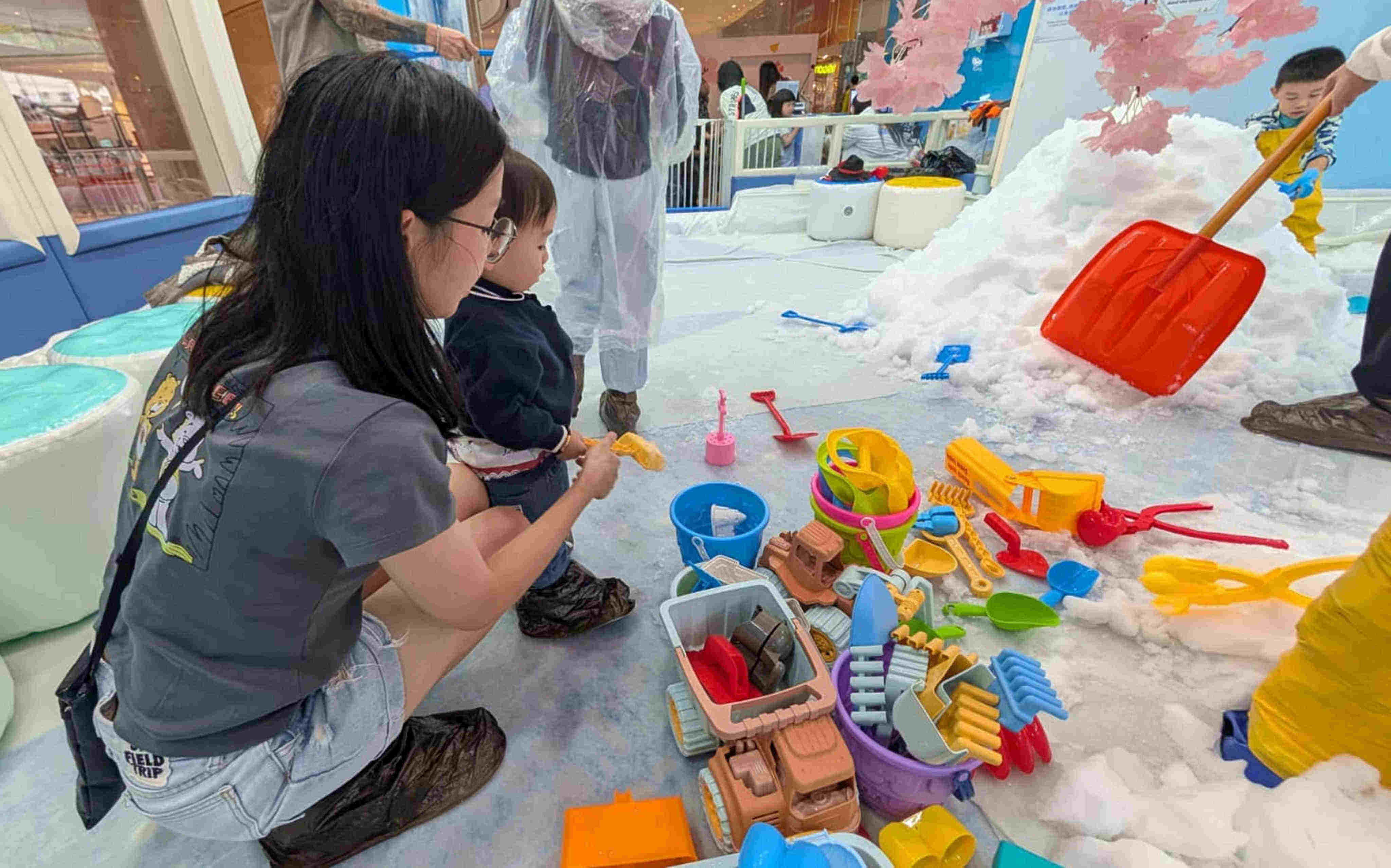 Hong Kong’s record-breaking heatwave drives families to snow parks and malls. Photo: Kristen Cheung
