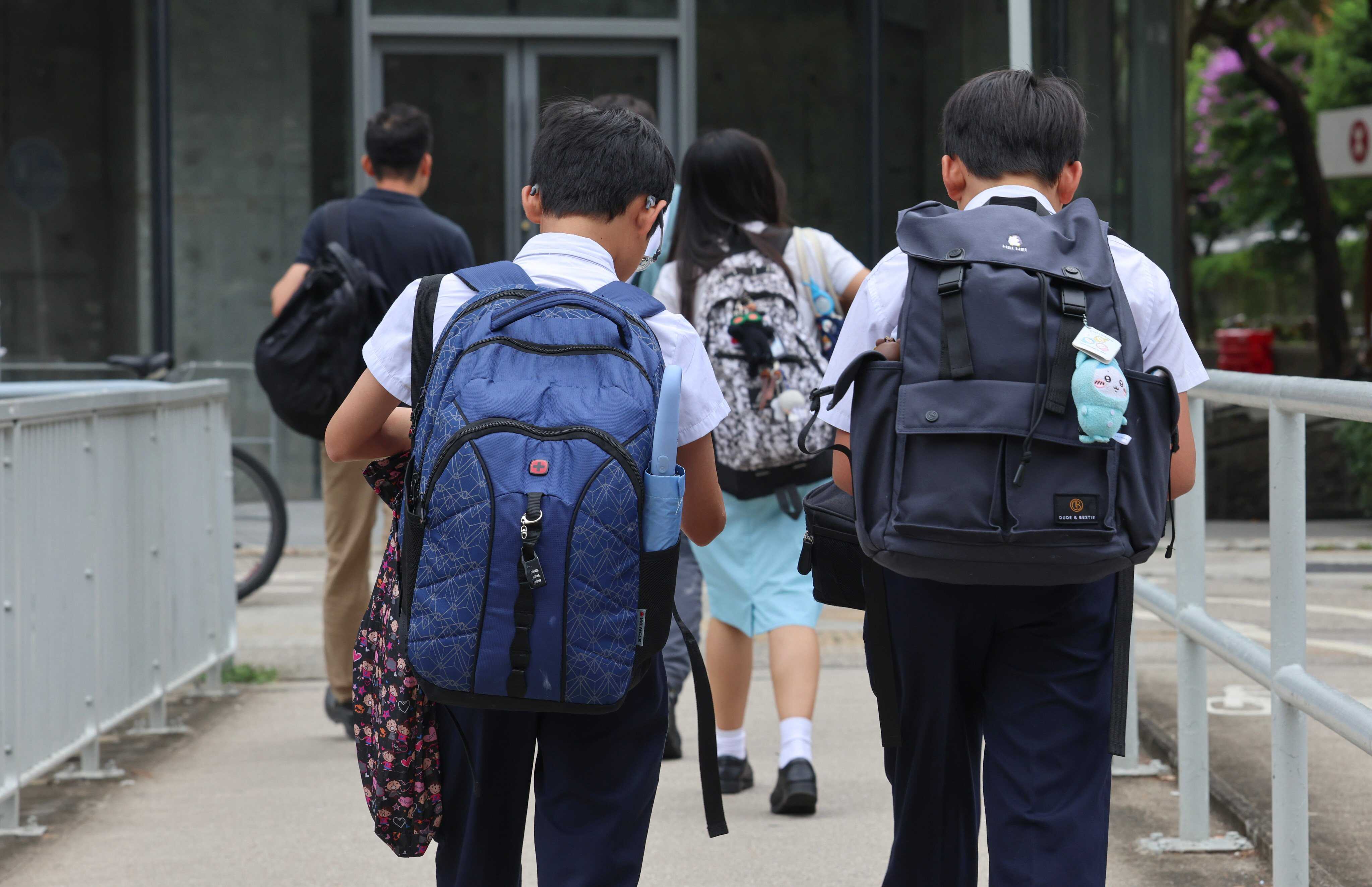Experts say parents should pick backpacks with broad, padded straps. Photo: Jelly Tse