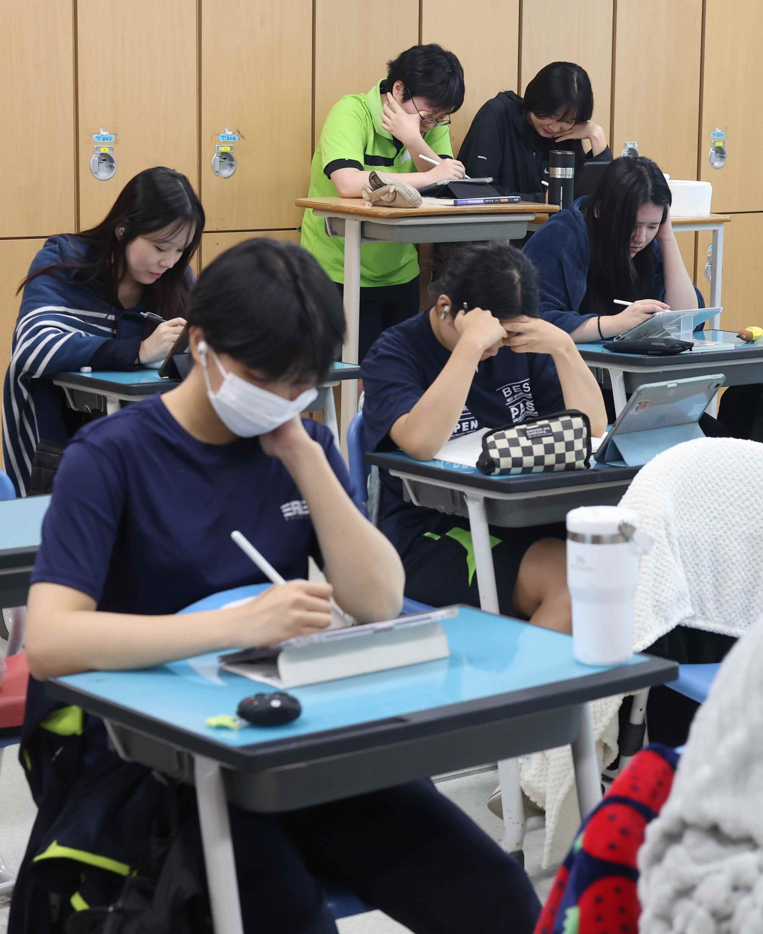 South Korea will tighten exam rules against AI smart glasses cheating amid rising tech-enabled fraud in national technical and language tests. Photo: EPA-EFE