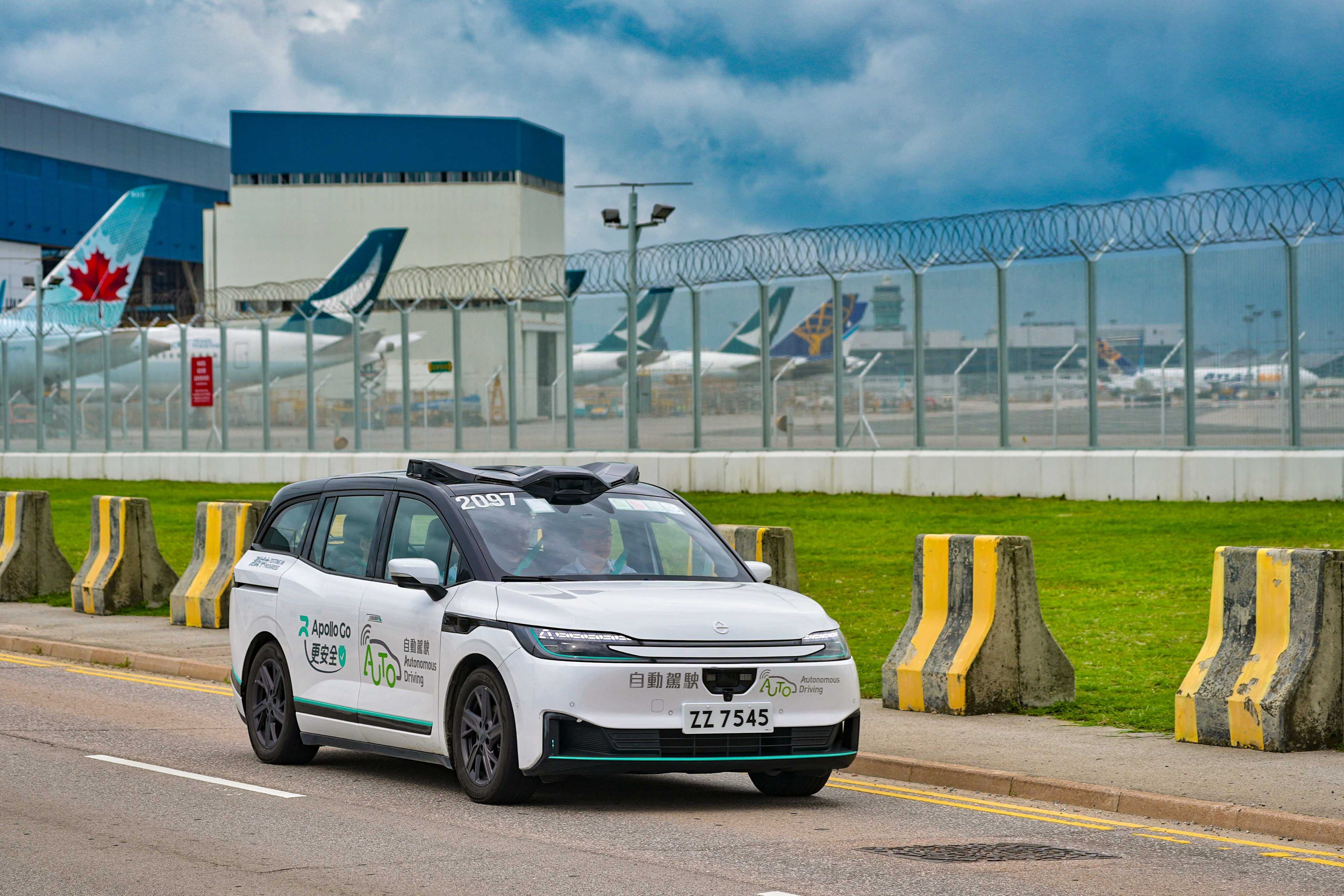 Driverless cars promise safety and accessibility but face unresolved safety and legal issues, sparking debate on their public road use Photo: Elson Li