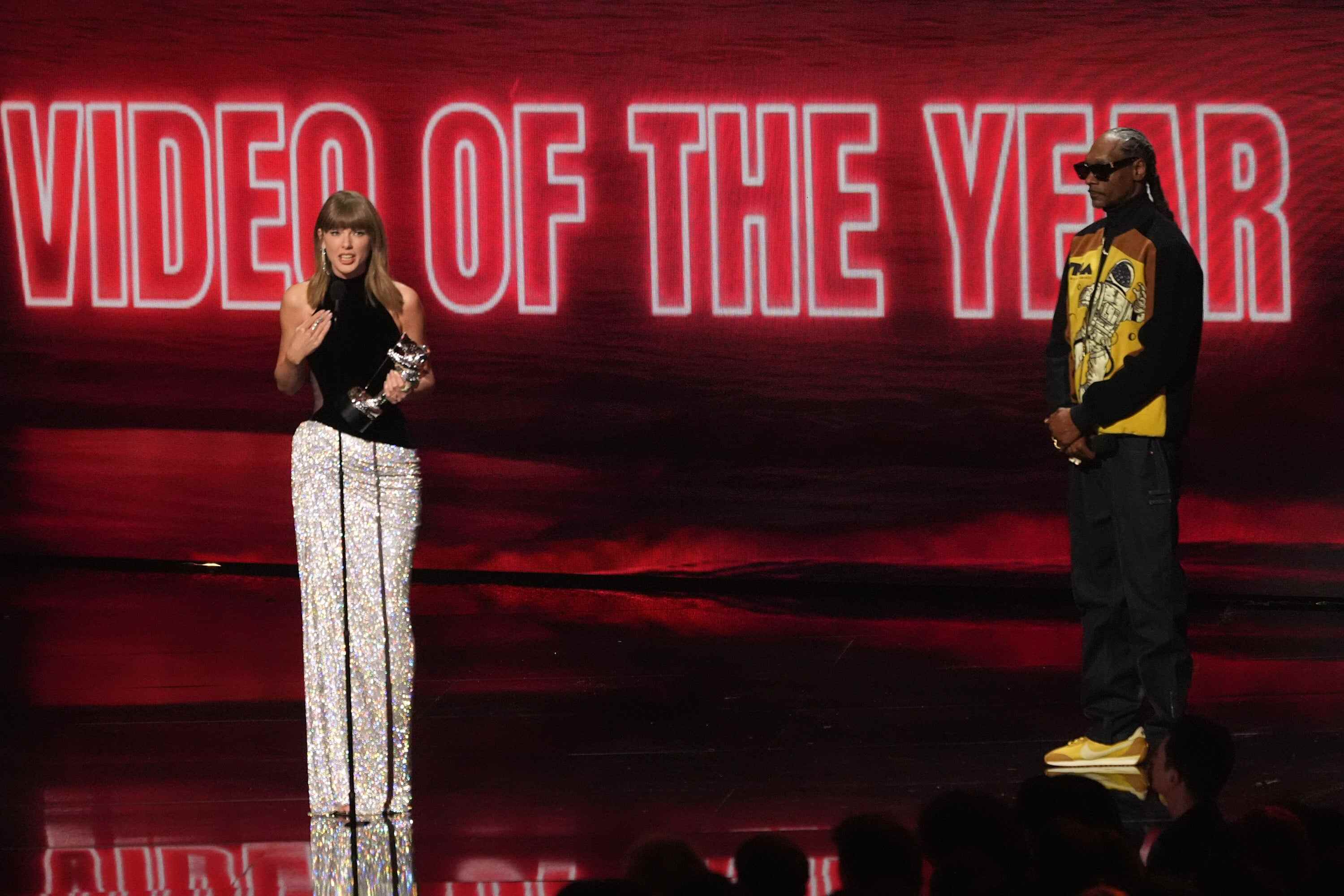 Taylor Swift, left, accepts the award for video of the year for “The Fate of Ophelia” from Snoop Dogg during the MTV Video Music Awards in Los Angeles. Photo: AP