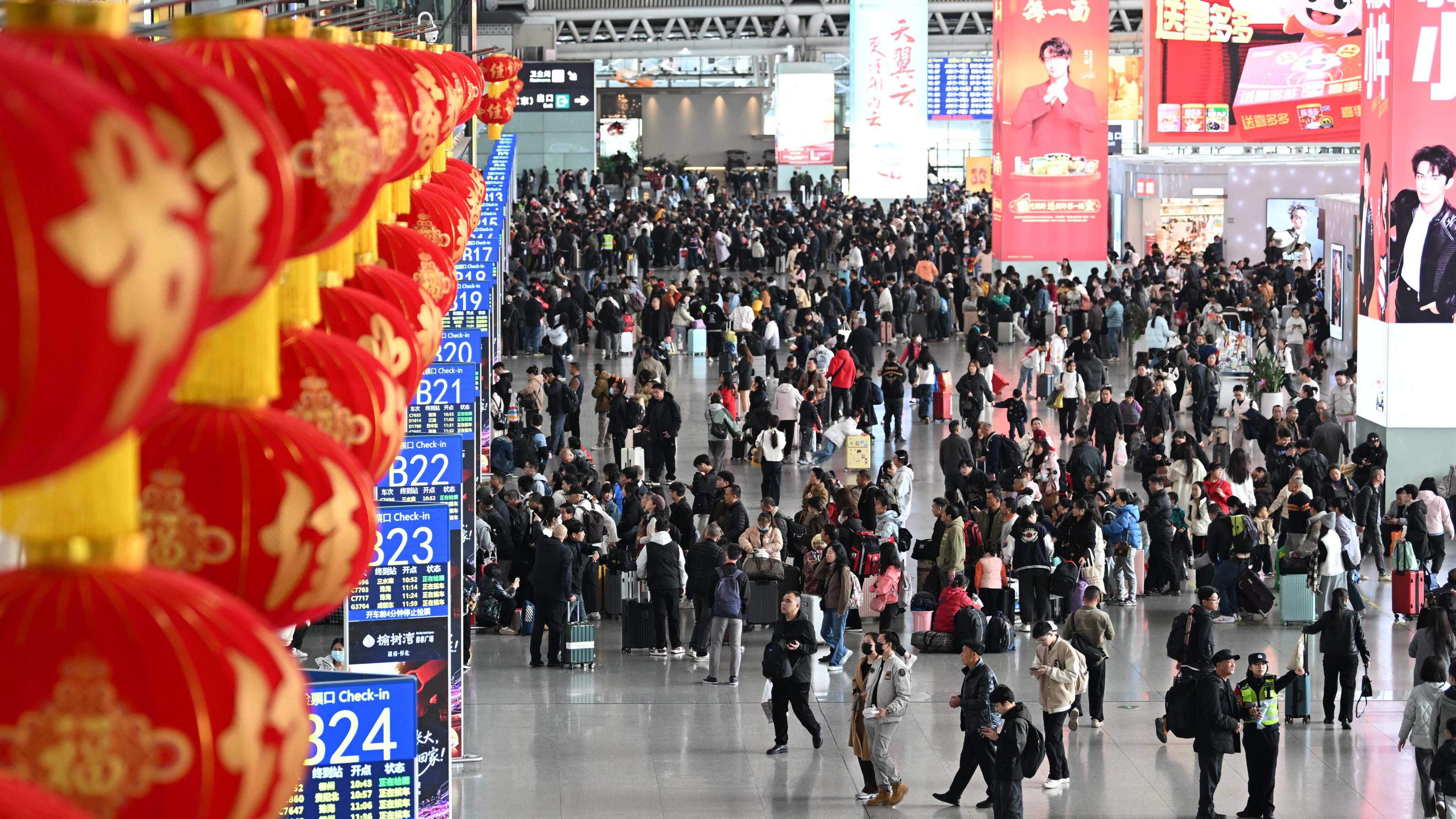 Photo: youngpostclub.com Record 1 Million Daily Trips Set: Guangzhou South Railway Station