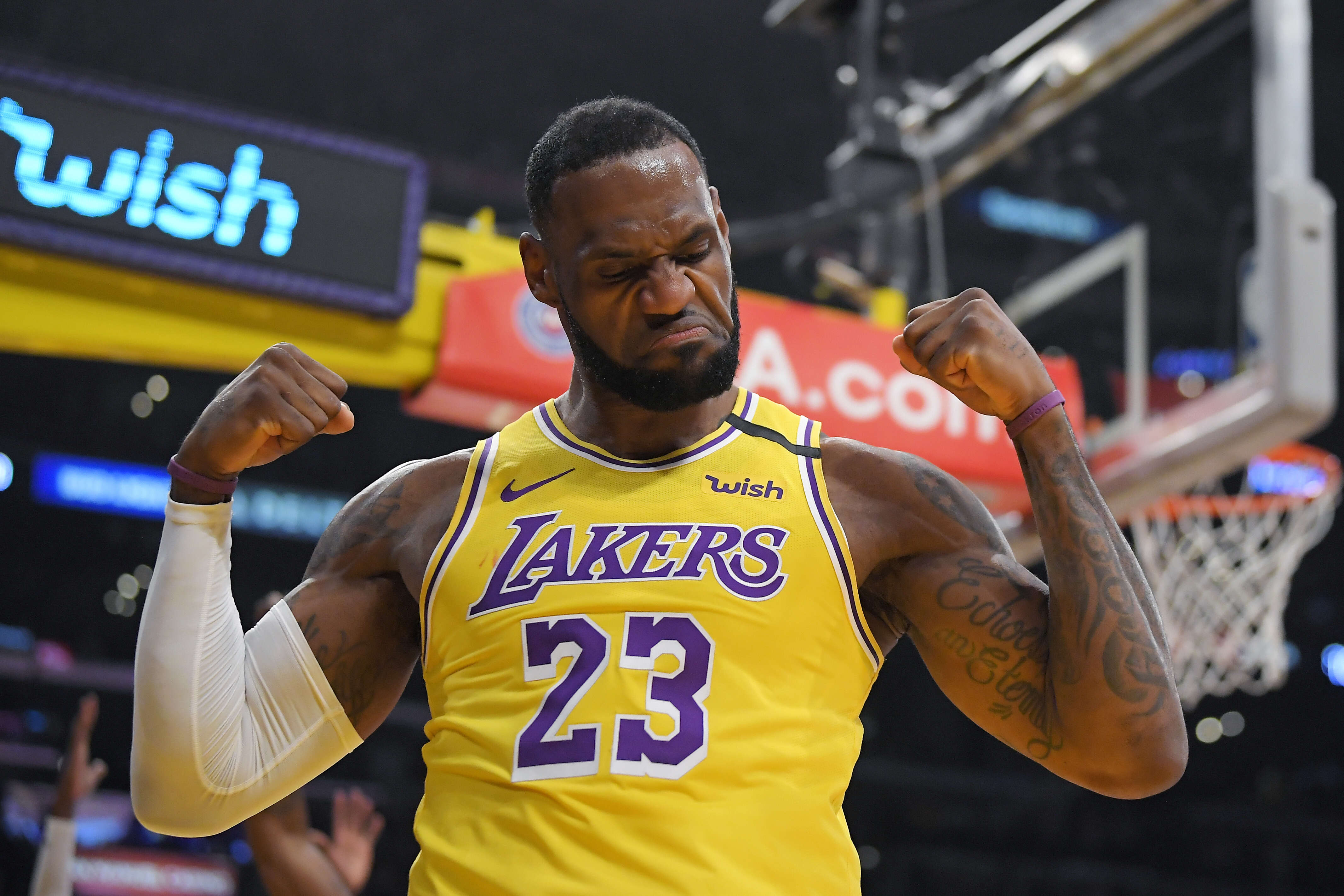 Writing a sports article is an art form, just like flexing properly, as Lebron James is demonstrating in this photo.