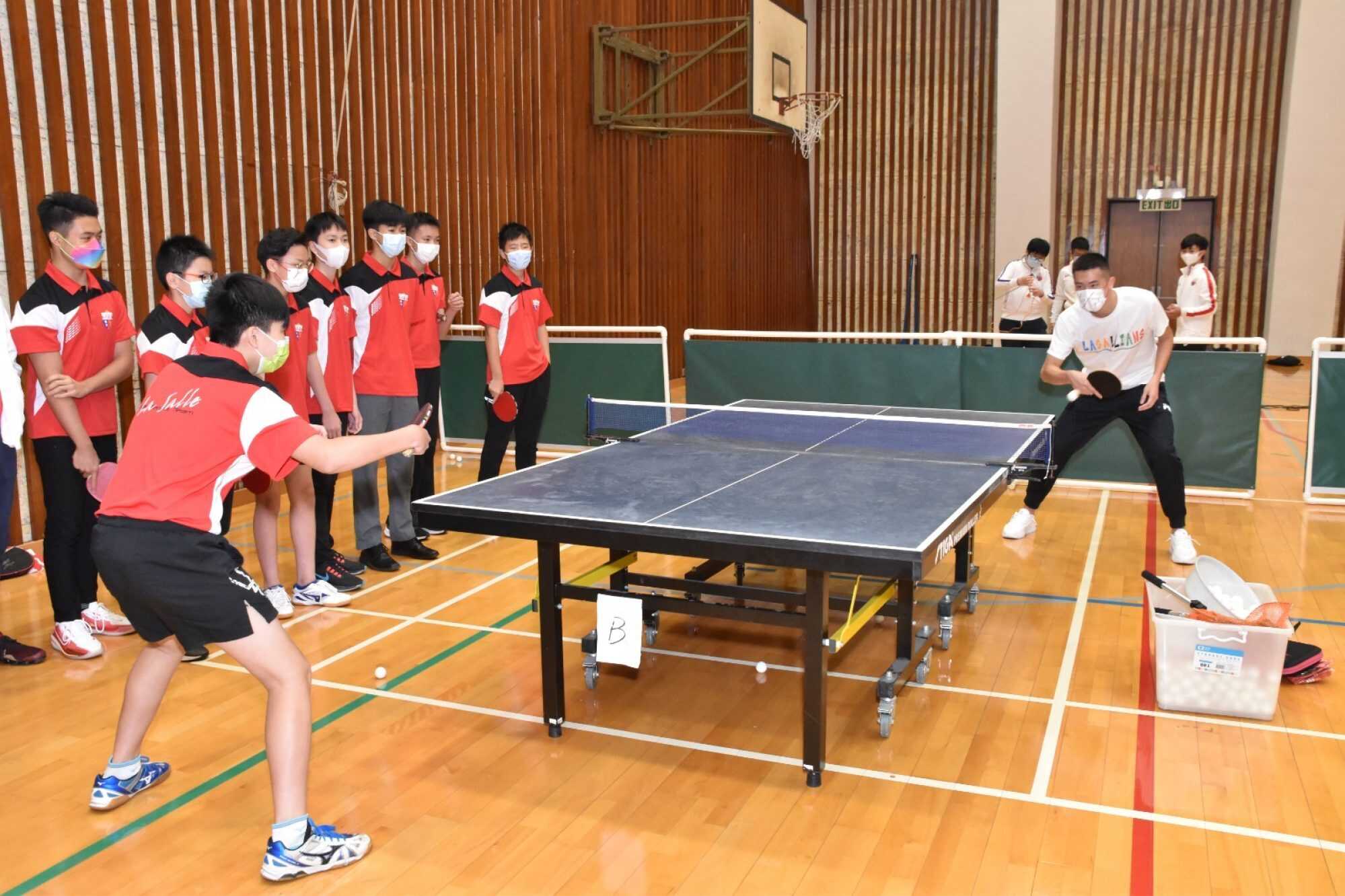 Lam Siu-hang has a friendly play-off with students at La Salle College. Photo: La Salle College