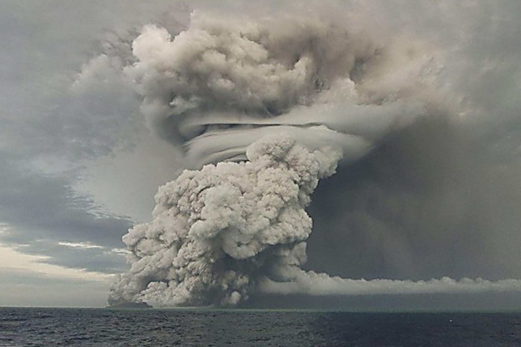 A large cloud of ash, steam and gas rises above the Hunga Tonga-Hunga Ha’apai volcano. Photo: Tonga Geological Services/ZUMA Press Wire Service/dpa