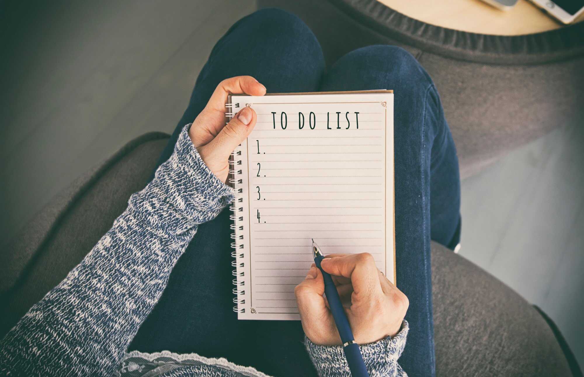 Using a pen or pencil on paper to write your to-do list is actually better than typing it on your computer or phone. Photo: Shutterstock