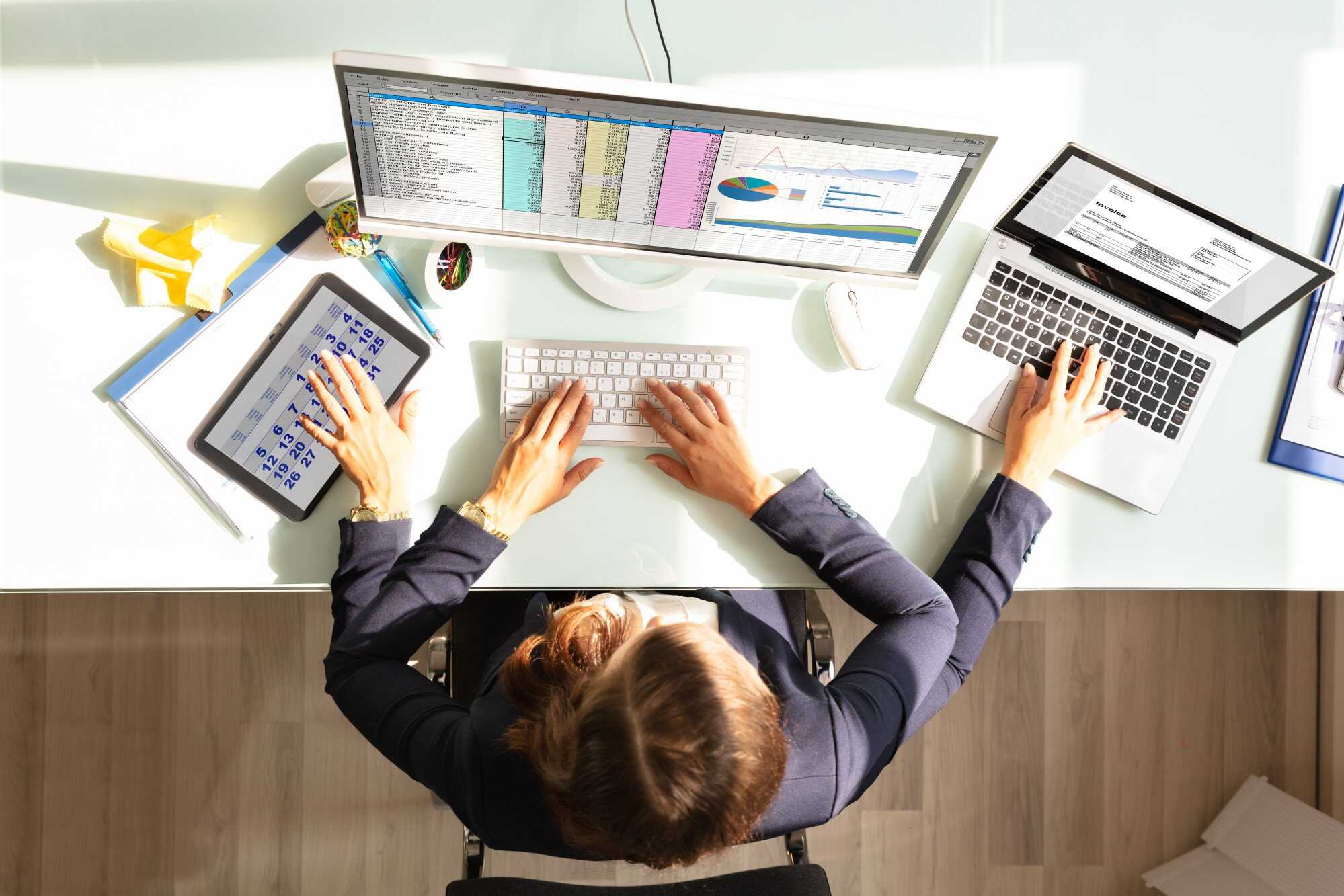 Instead of forcing yourself to get through one assignment at a time, you can stay more energised by jumping between a few different tasks. Photo: Shutterstock