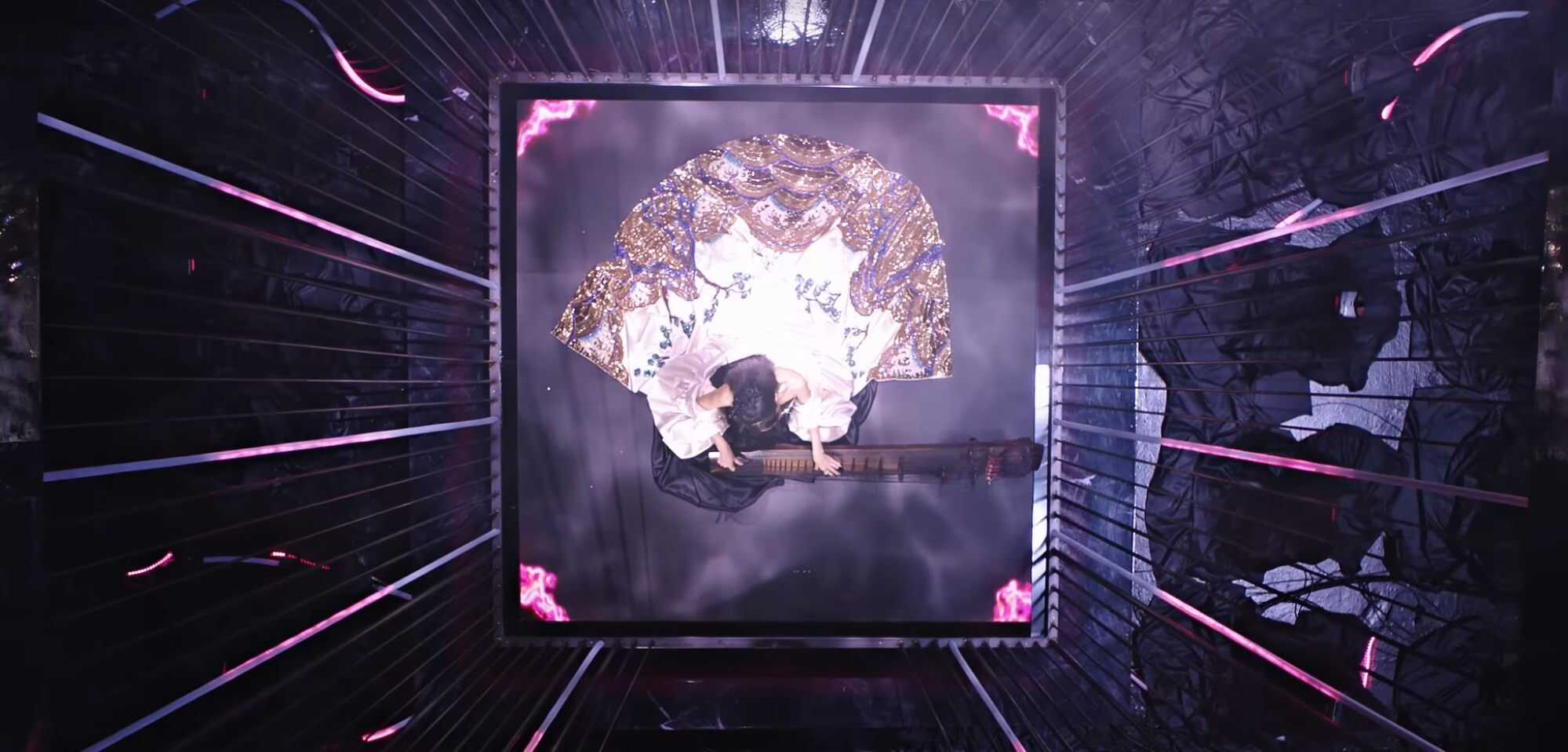 Jisoo plays the gayageum in the Pink Venom music video. Photo: Captured on YouTube