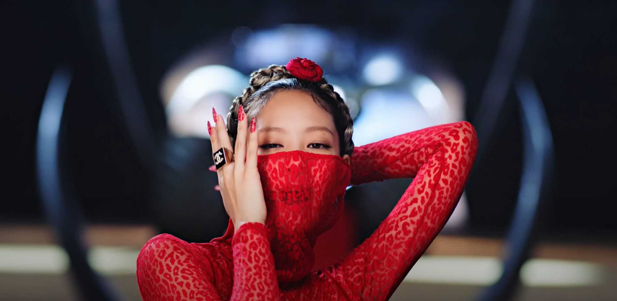 Jennie confidently struts down a red carpet. Photo: Captured on YouTube