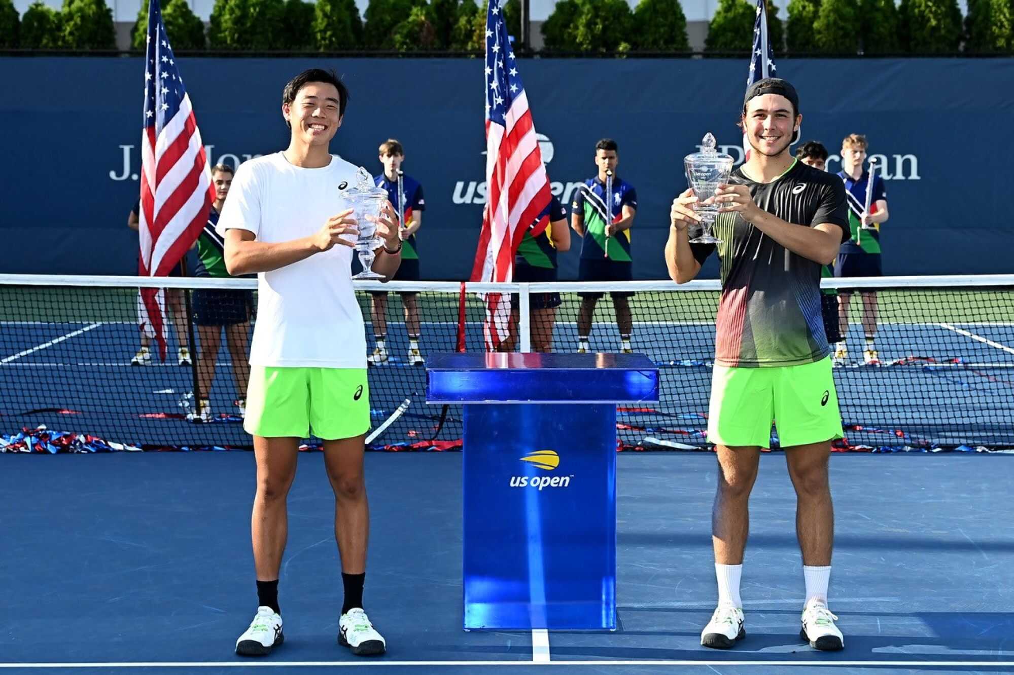 Coleman Wong (left) and Max Westphal with their trophies after winning the 2021 US Open boys’ doubles event. Photo: arckphoto/arckimages.com