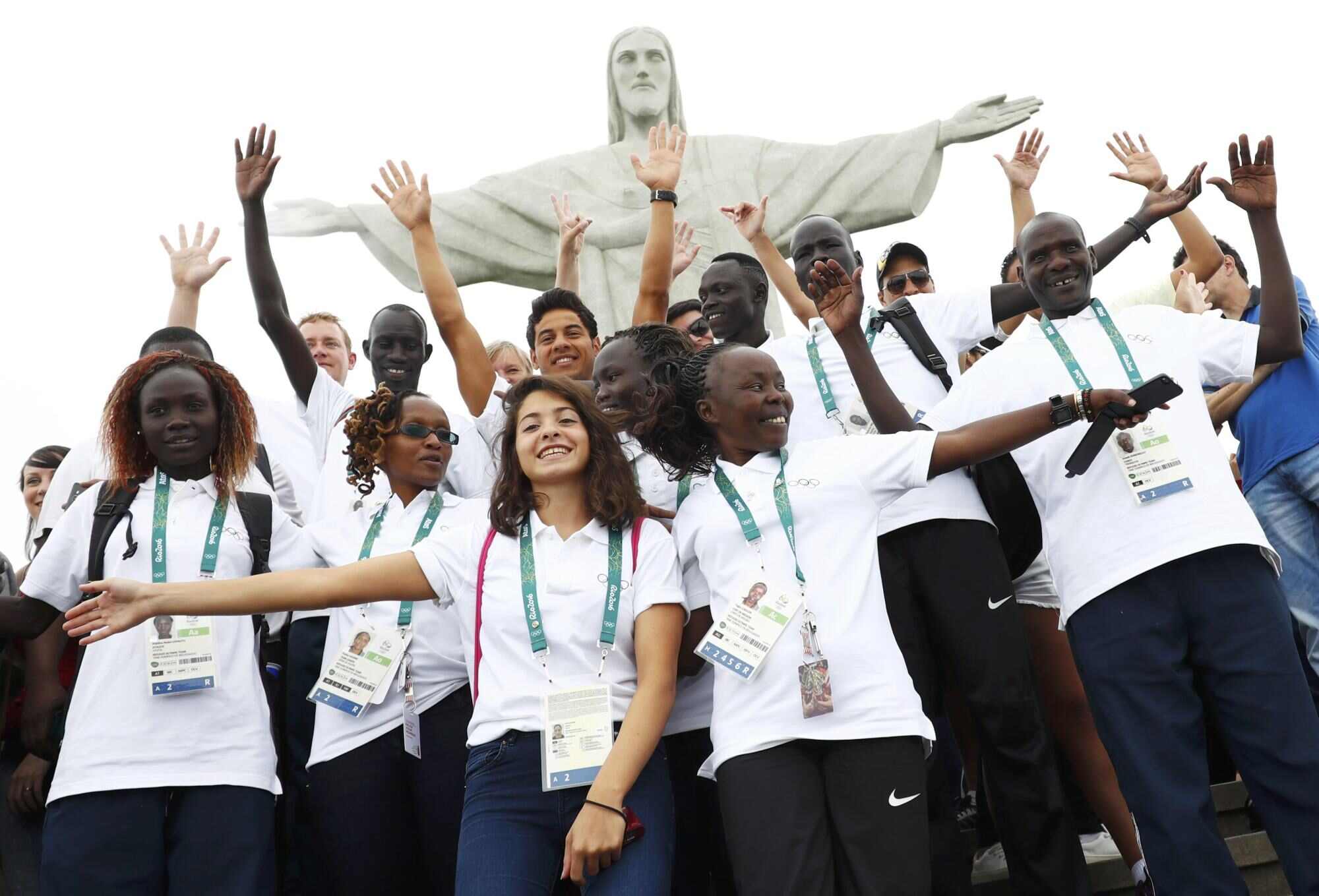 Members of the Olympic refugee team, including Yusra Mardini (C), pose in front of the Christ the Redeemer statue in Rio de Janeiro, Brazil in 2016. Photo: Reuters