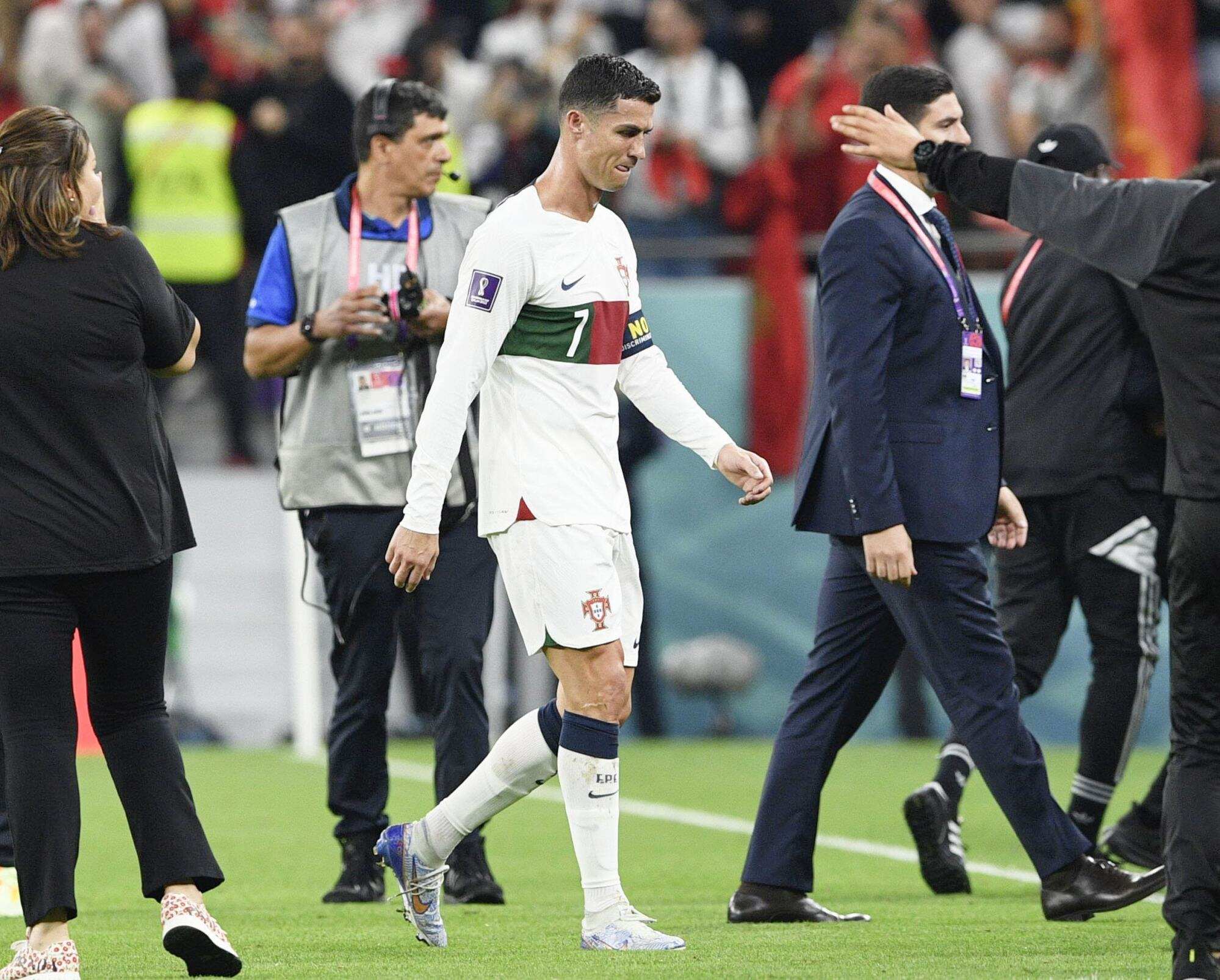 Ronaldo (C) leaves the pitch after a 1-0 loss to Morocco. Photo: Kyodo