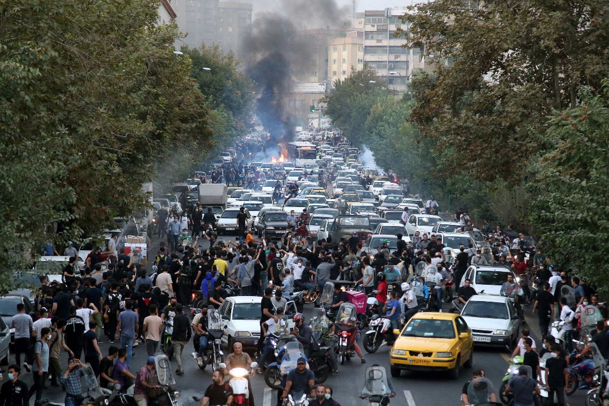 People clash with police during a protest in Tehran, Iran on September 21, 2022. Photo: EPA-EFE