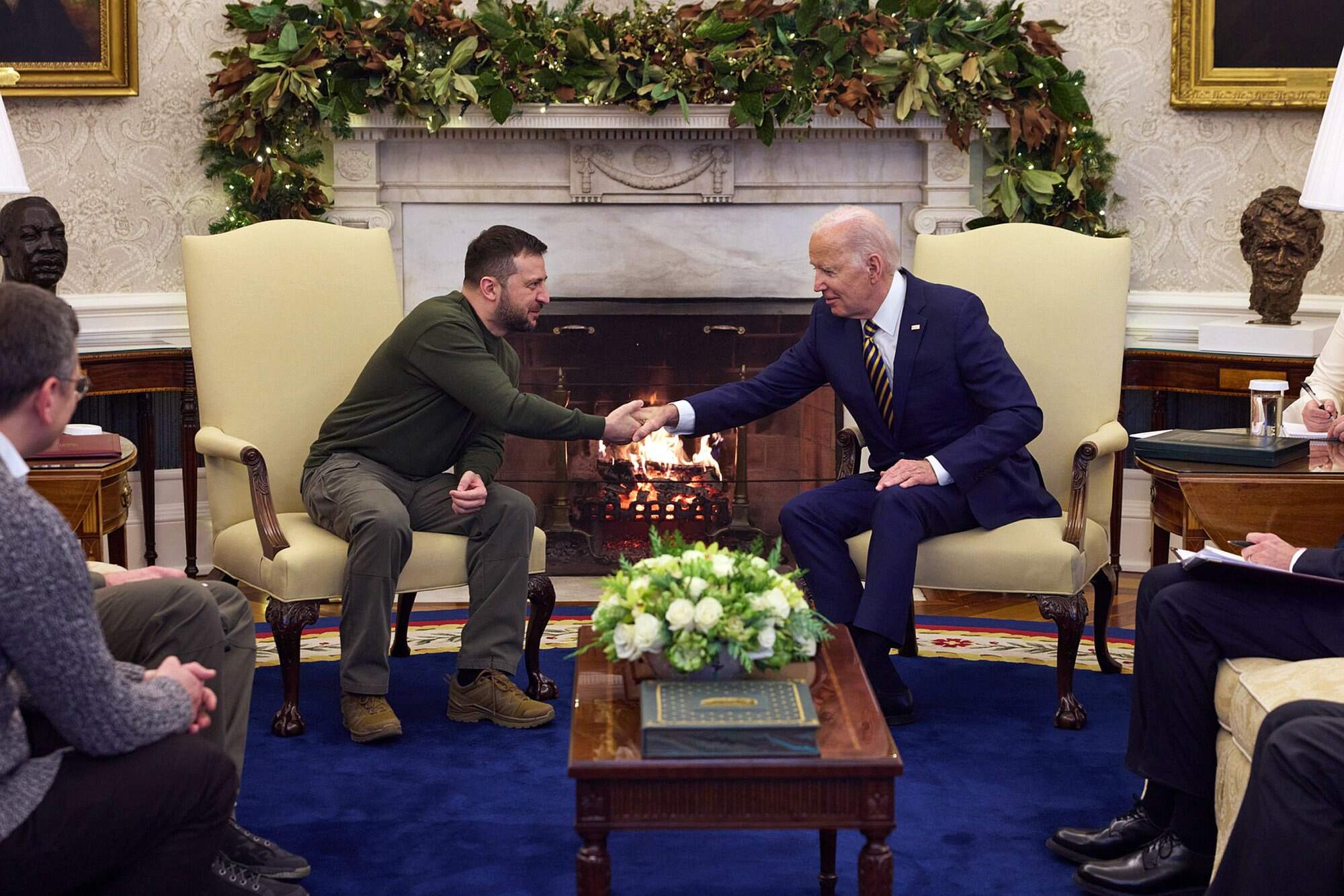 Ukrainian President Volodymyr Zelensky (L) shakes hands with US President Joe Biden during their meeting in Washington DC on December 21, 2022. Photo: Ukraine Presidency/ZUMA Press Wire/DPA