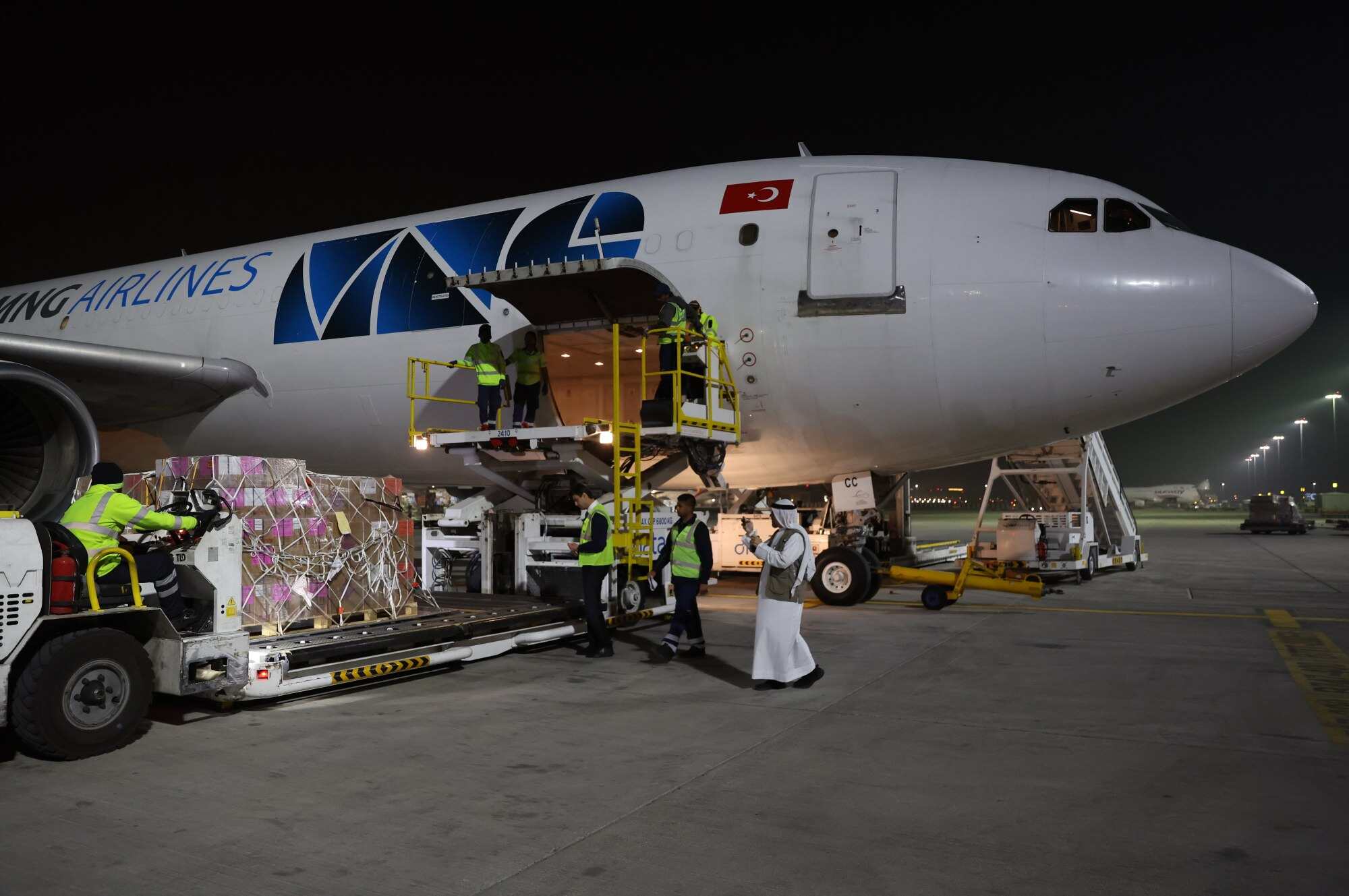 Workers upload humanitarian aid and relief goods at Dubai World Central – Al Maktoum International Airport in Jebel Ali in Dubai, United Arab Emirates on February 8, 2023. Photo: EPA-EFE/ALI HAIDER
