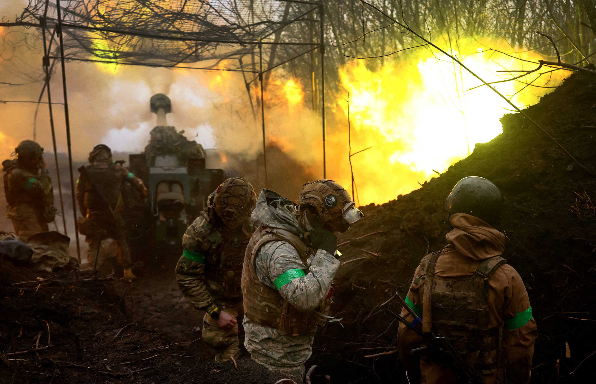 Ukrainian artillery fires towards the frontline during heavy fighting near Bakhmut, Ukraine, on April 13, 2023. Photo: Reuters