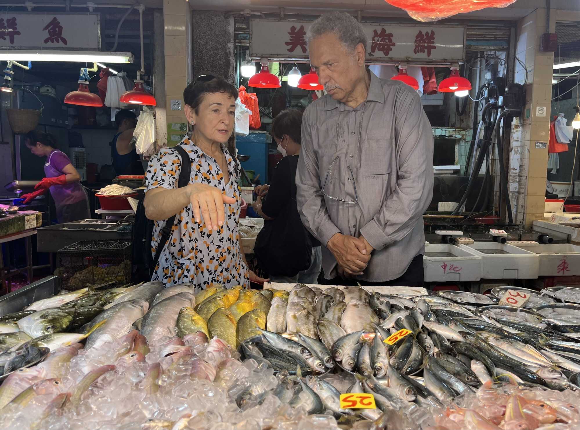 Marine biologist Daniel Pauly and Yvonne Sadovy were looking into the species diversity at Sai Kung wet market.