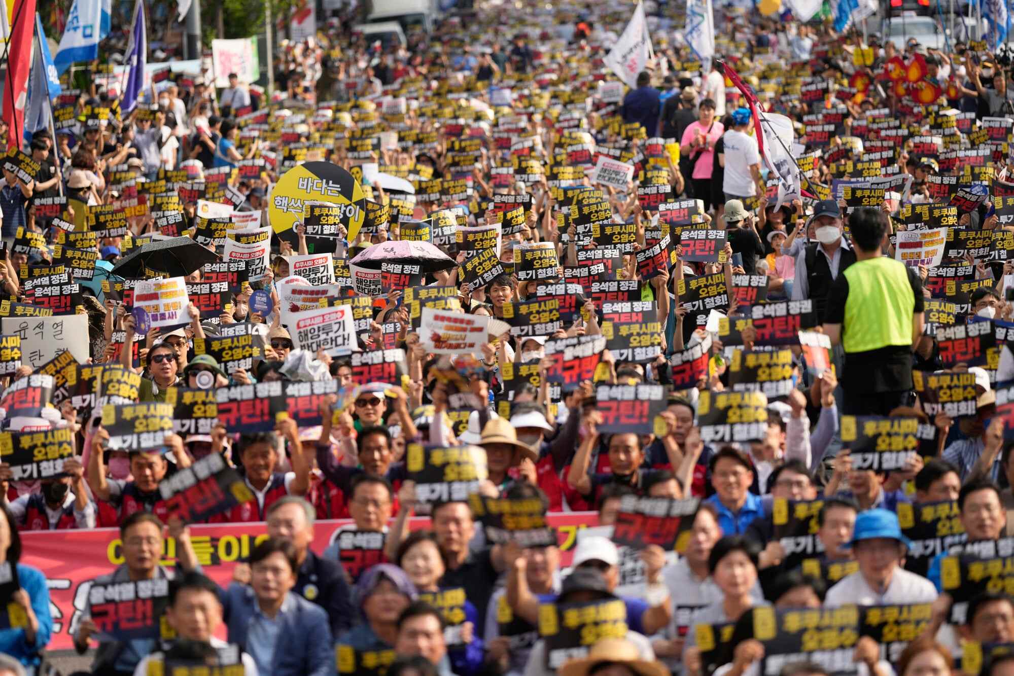 Thousands of South Korean protesters shout slogans during a rally against the waste water release in Seoul on August 26, 2023. Photo: AP
