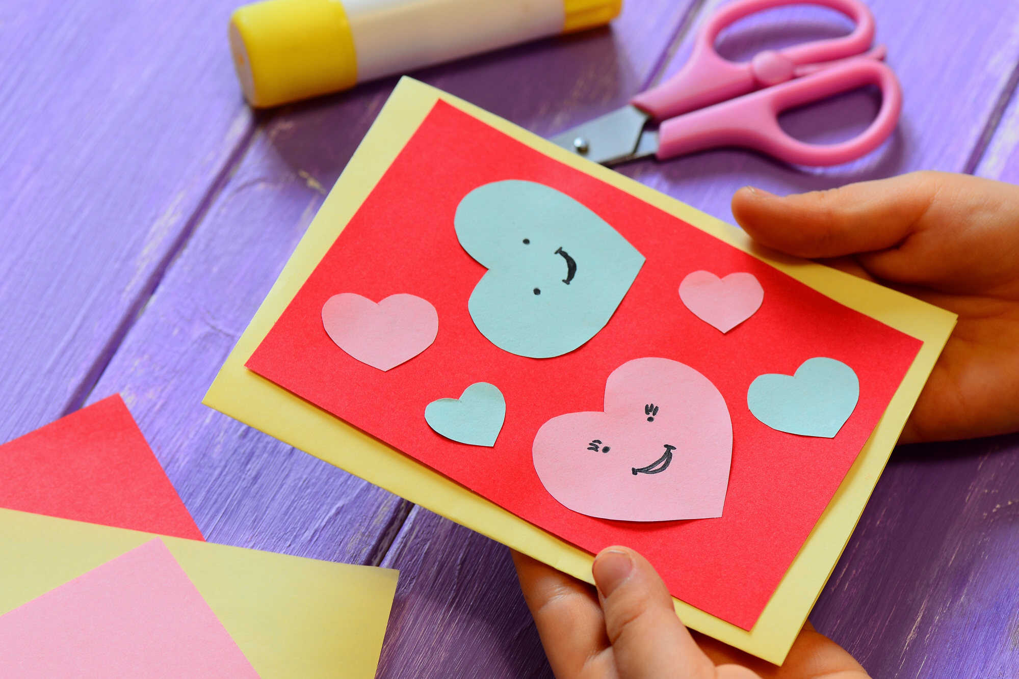 When you give someone a card that says nice things about them, it makes them feel good. Photo: Shutterstock