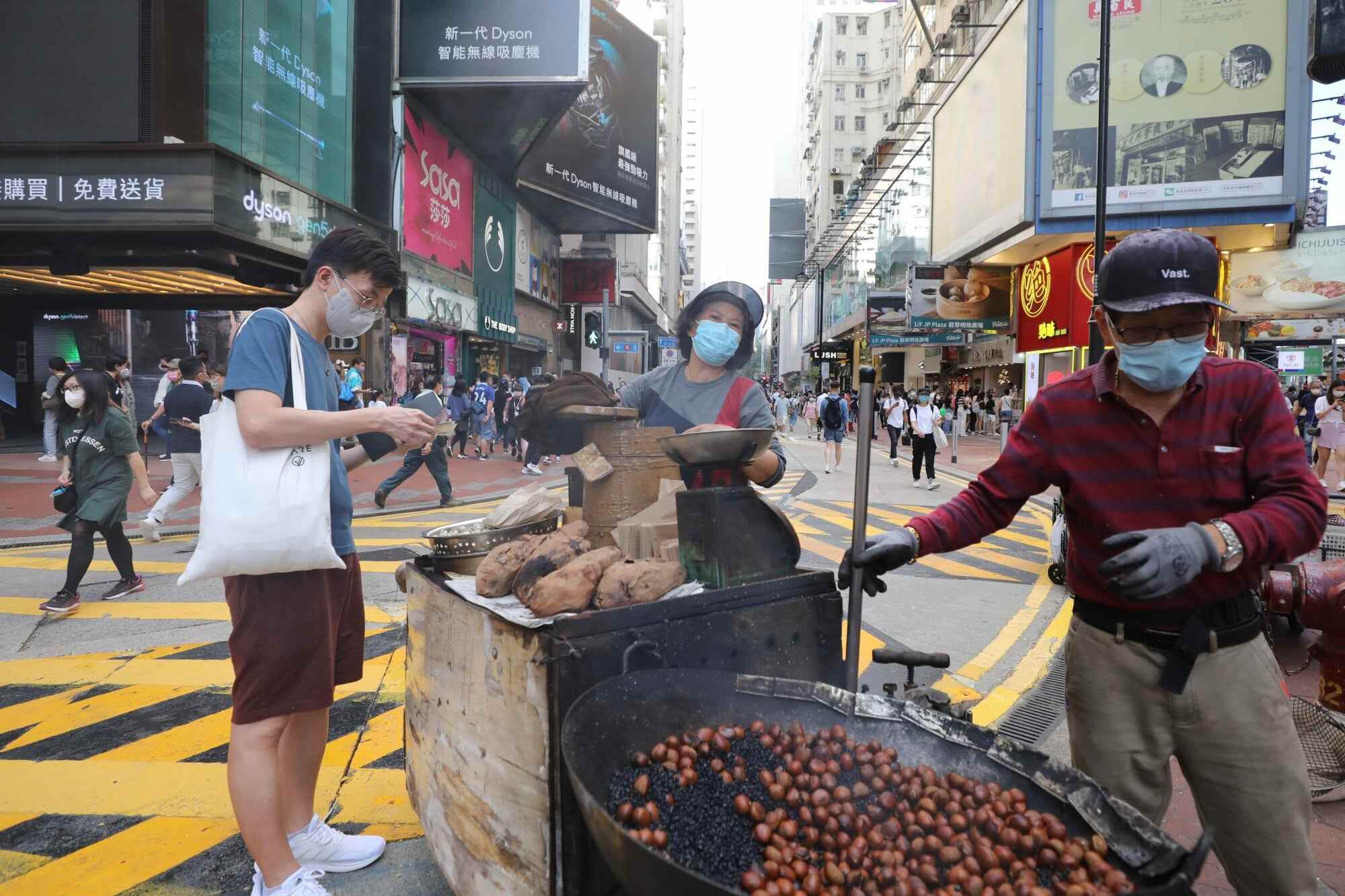 A food stall sells roasted sweet potatoes and chestnuts in Causeway Bay. Photo: Xiaomei Chen