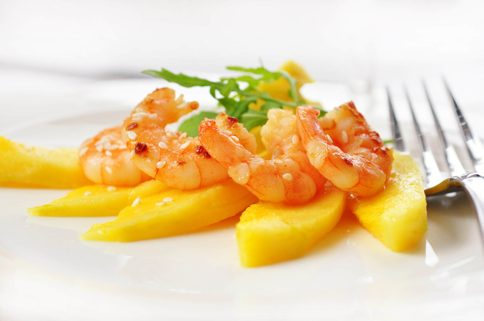 Eating shrimp and mango together could make your skin itchy. Photo: Shutterstock