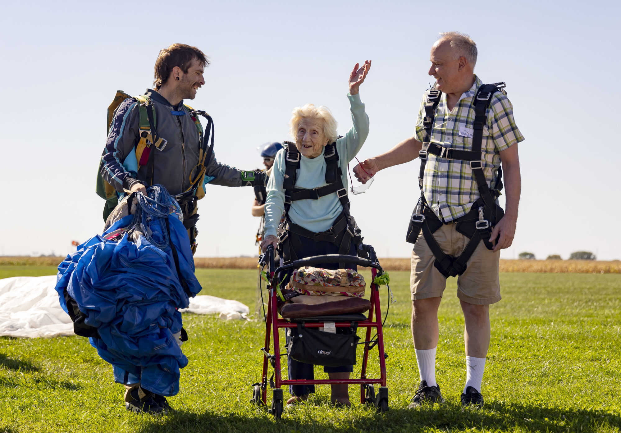 Dorothy Hoffner, 104, waves to the crowd after she skydives from plane at 4,100 metres. Photo: AP
