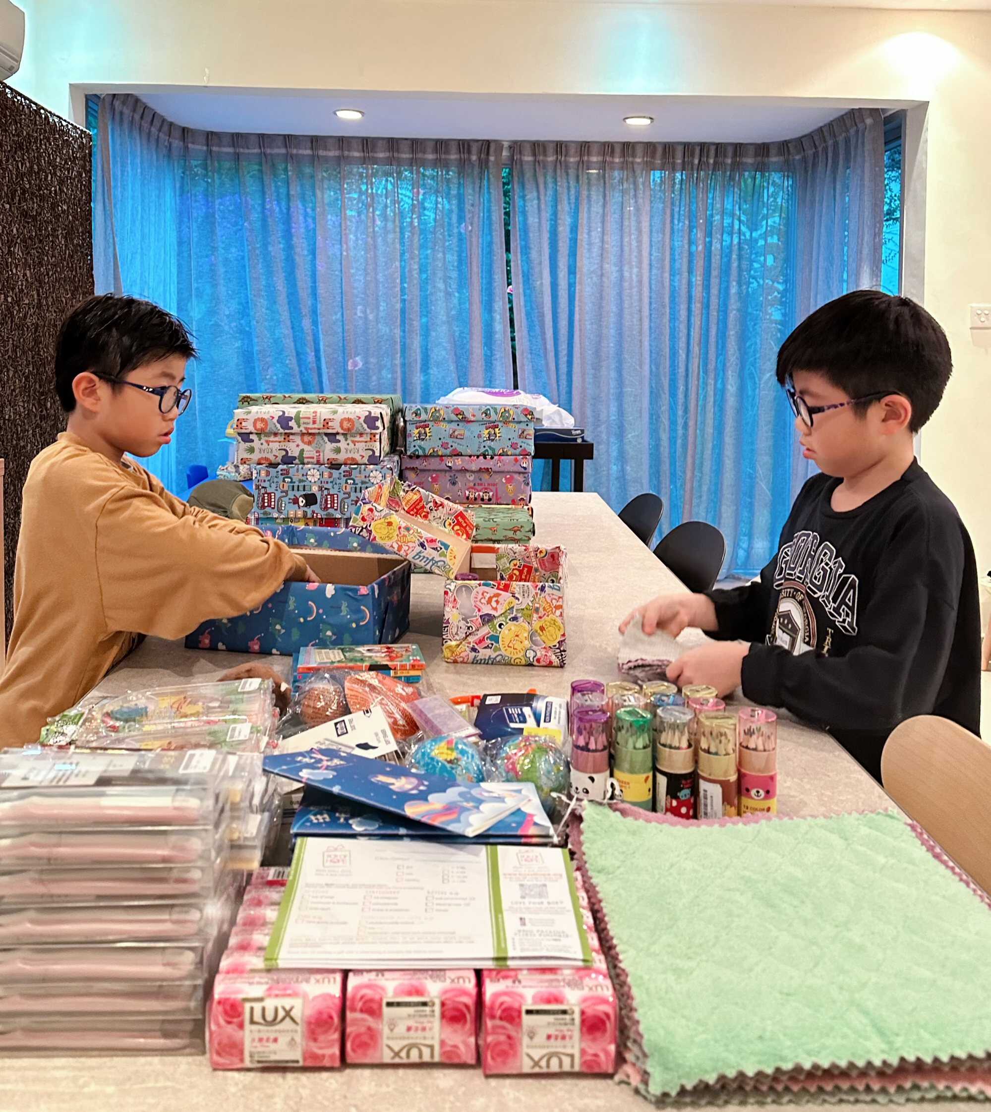 Skyler and Thyler Ng packed gifts for underprivileged children. Photo: Handout
