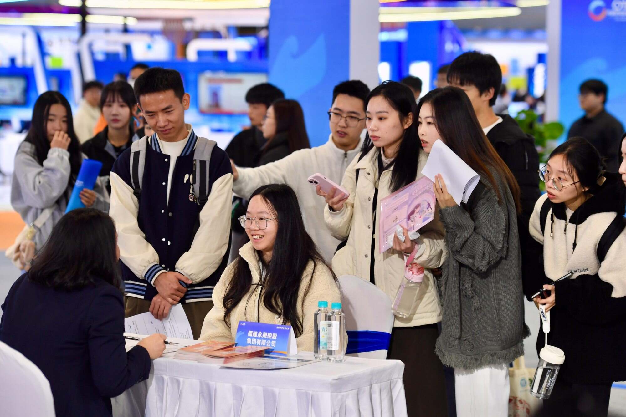 Jobseekers consult with an employer during the Career Fair of the First Overseas Chinese Talent Conference for Development in Fuzhou, China in December 2023. Photo: Xinhua