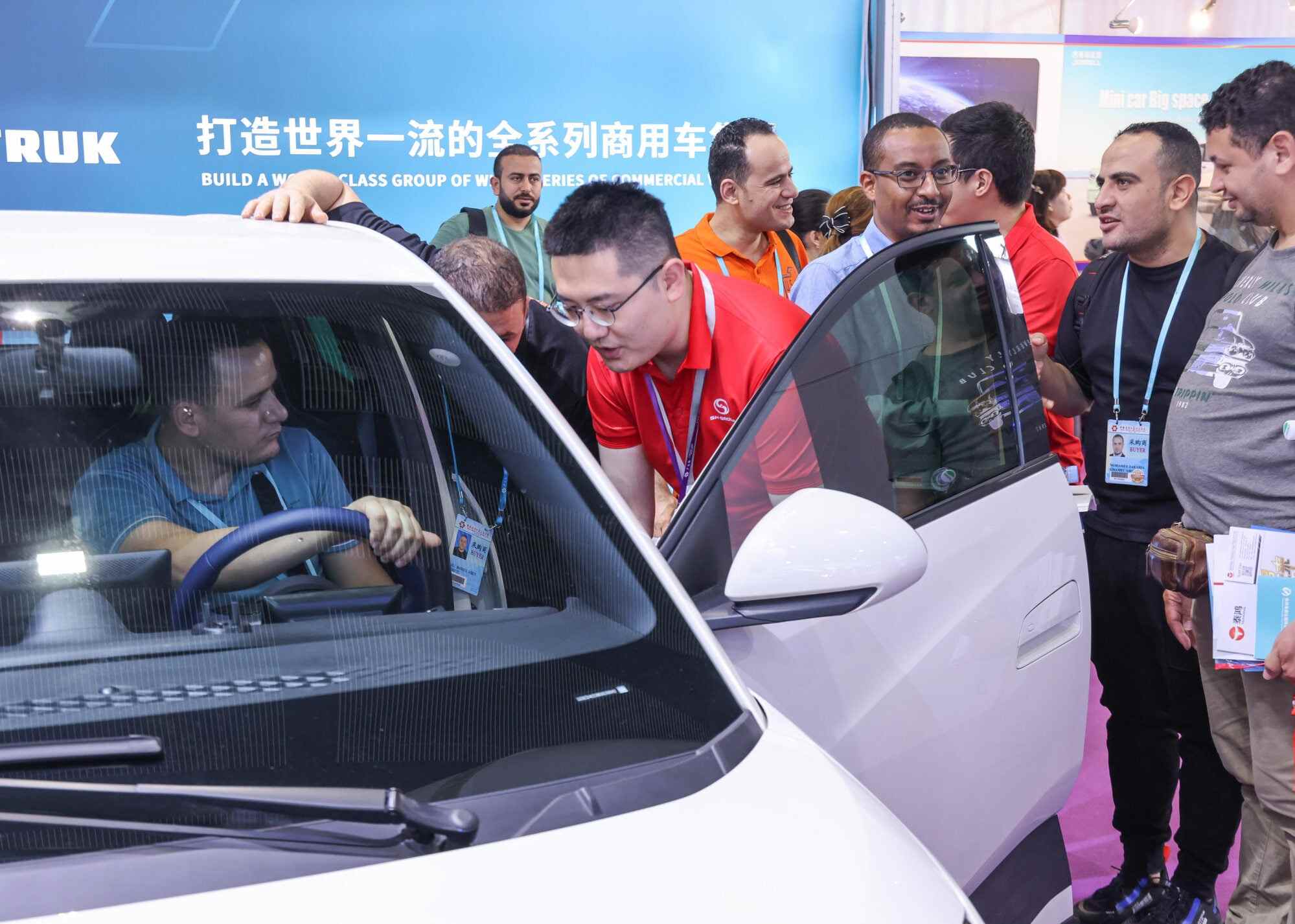 A purchaser learns about an electric vehicle during the 135th session of the China Import and Export Fair in Guangzhou, Guangdong Province on April 15, 2024. Photo: Xinhua