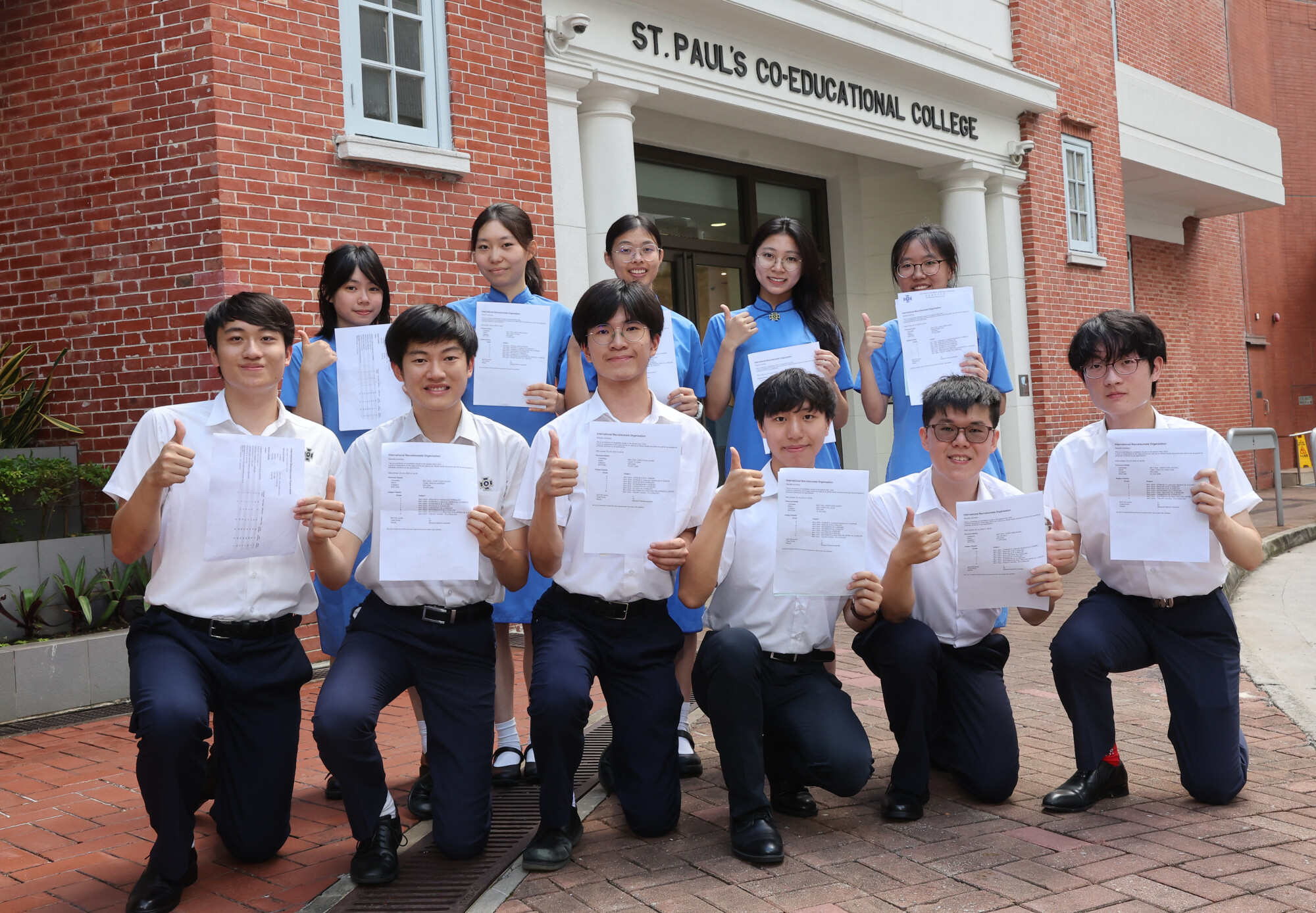 St Paul’s Co-educational College students who scored top marks at the International Baccalaureate pose for a picture after the results were announced. Photo: Edmond So